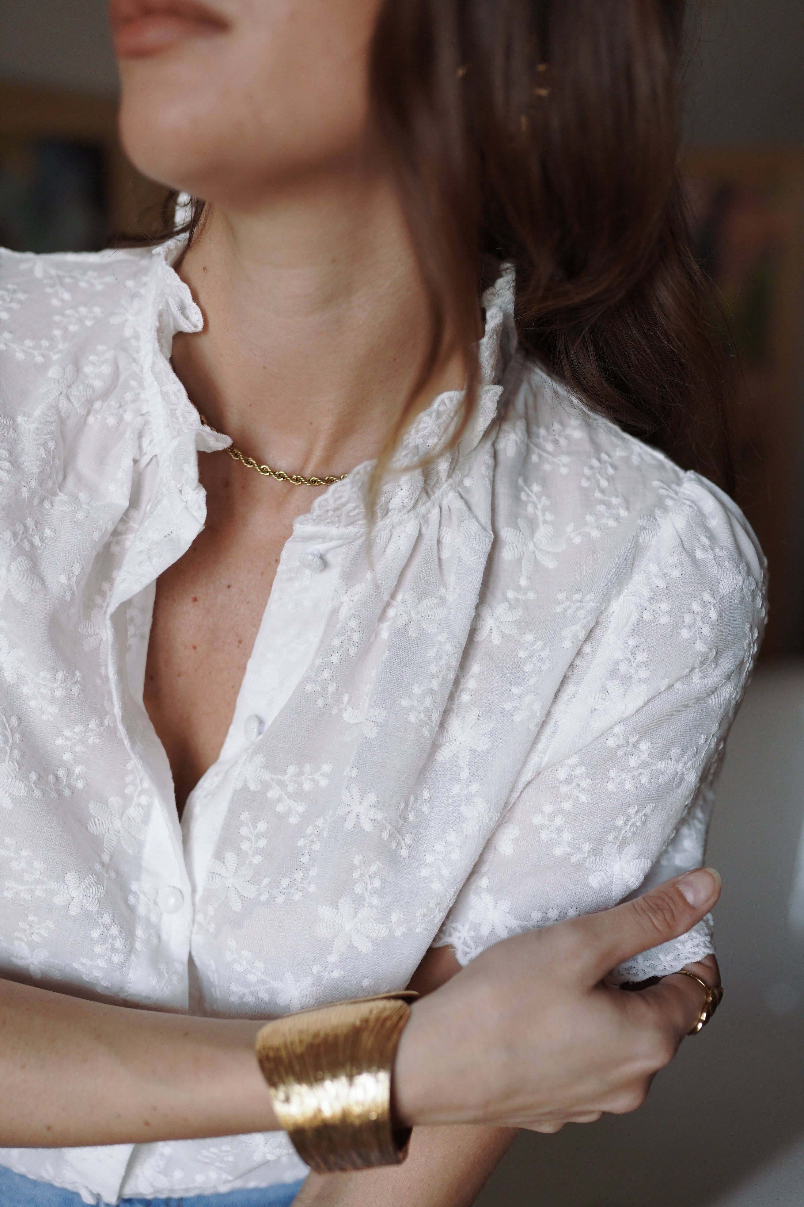 Camisa blanca corta de algodón pensada para talle alto