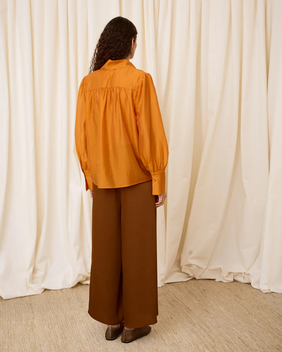 Blusa escote pico naranja