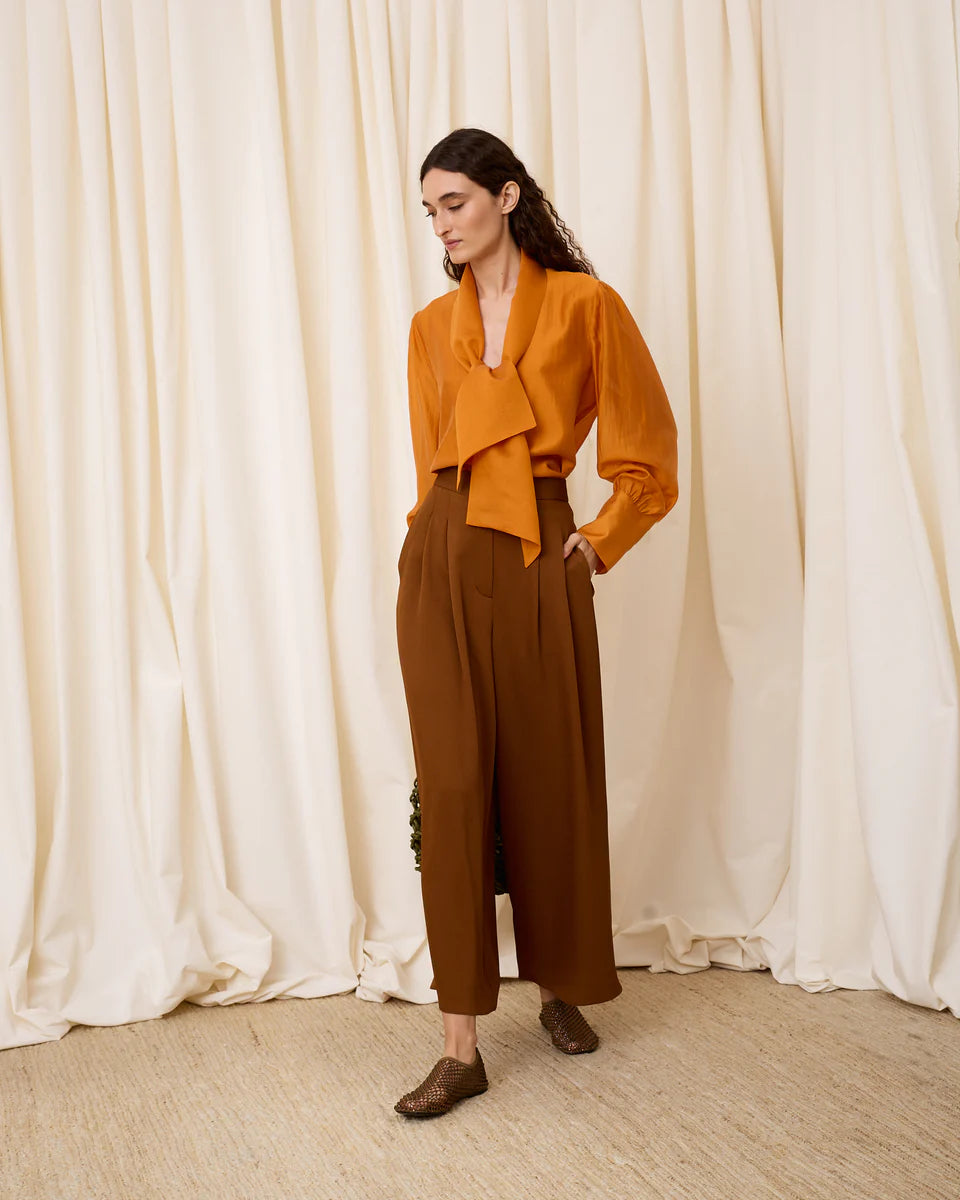 Blusa escote pico naranja