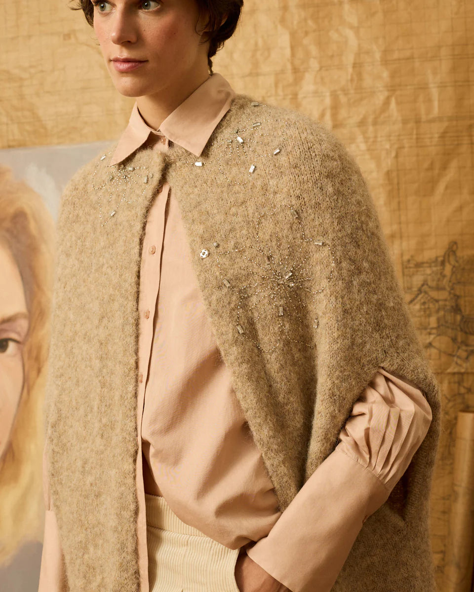 Capa bordada beige