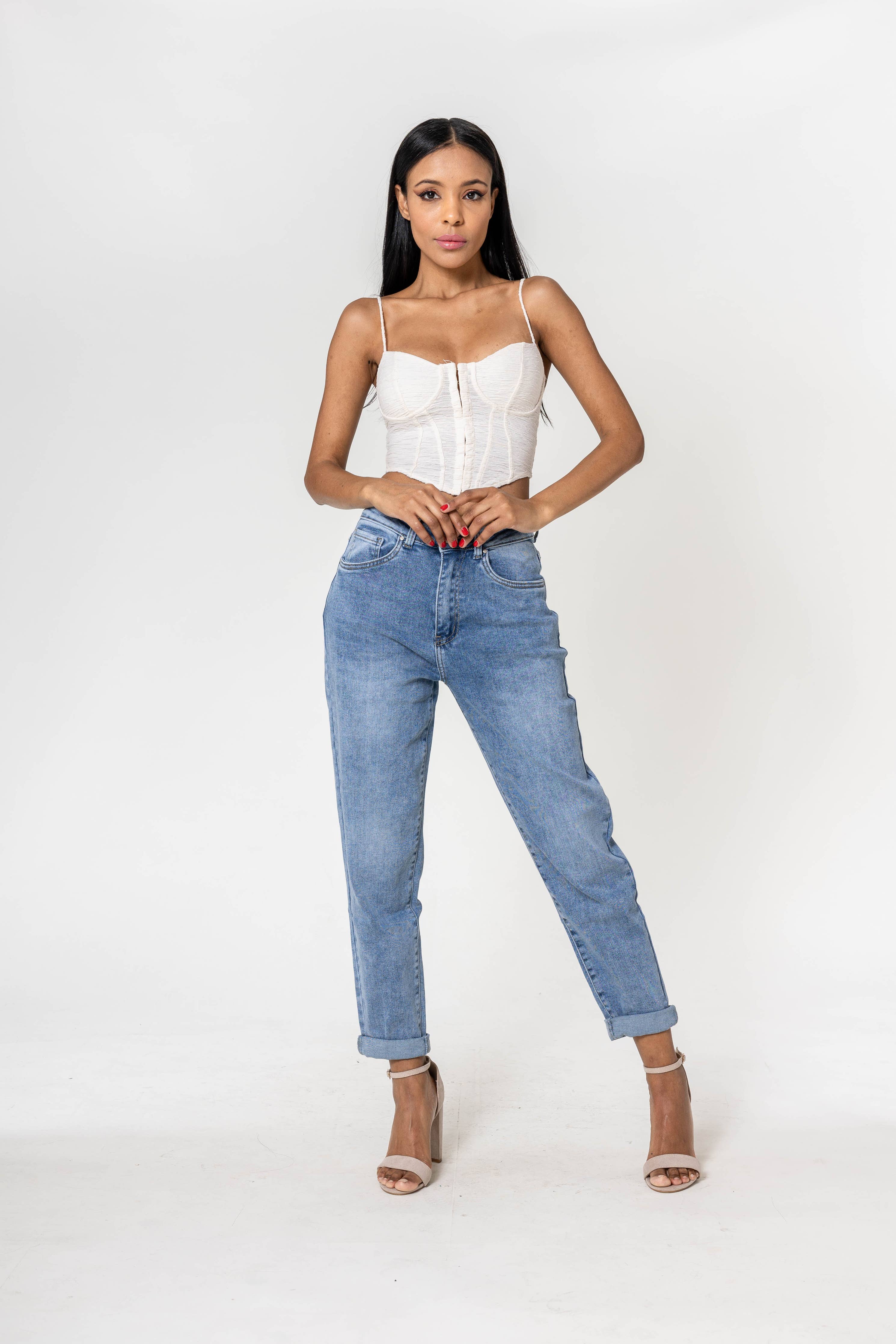 Vaquero mom de talle alto en denim elástico azul