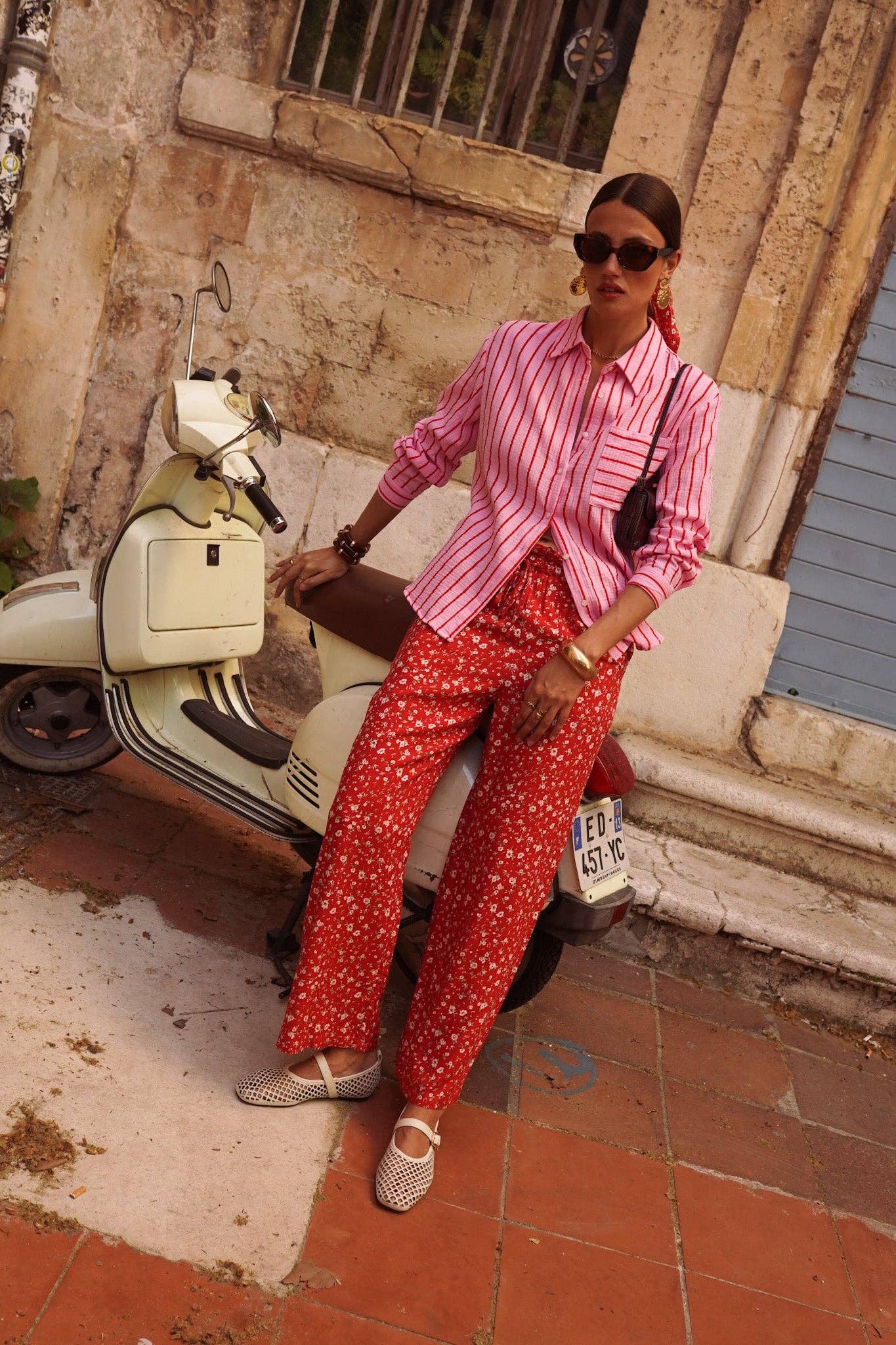 Pantalón fluido con estampado floral sobre rojo · MHOSS Oviedo