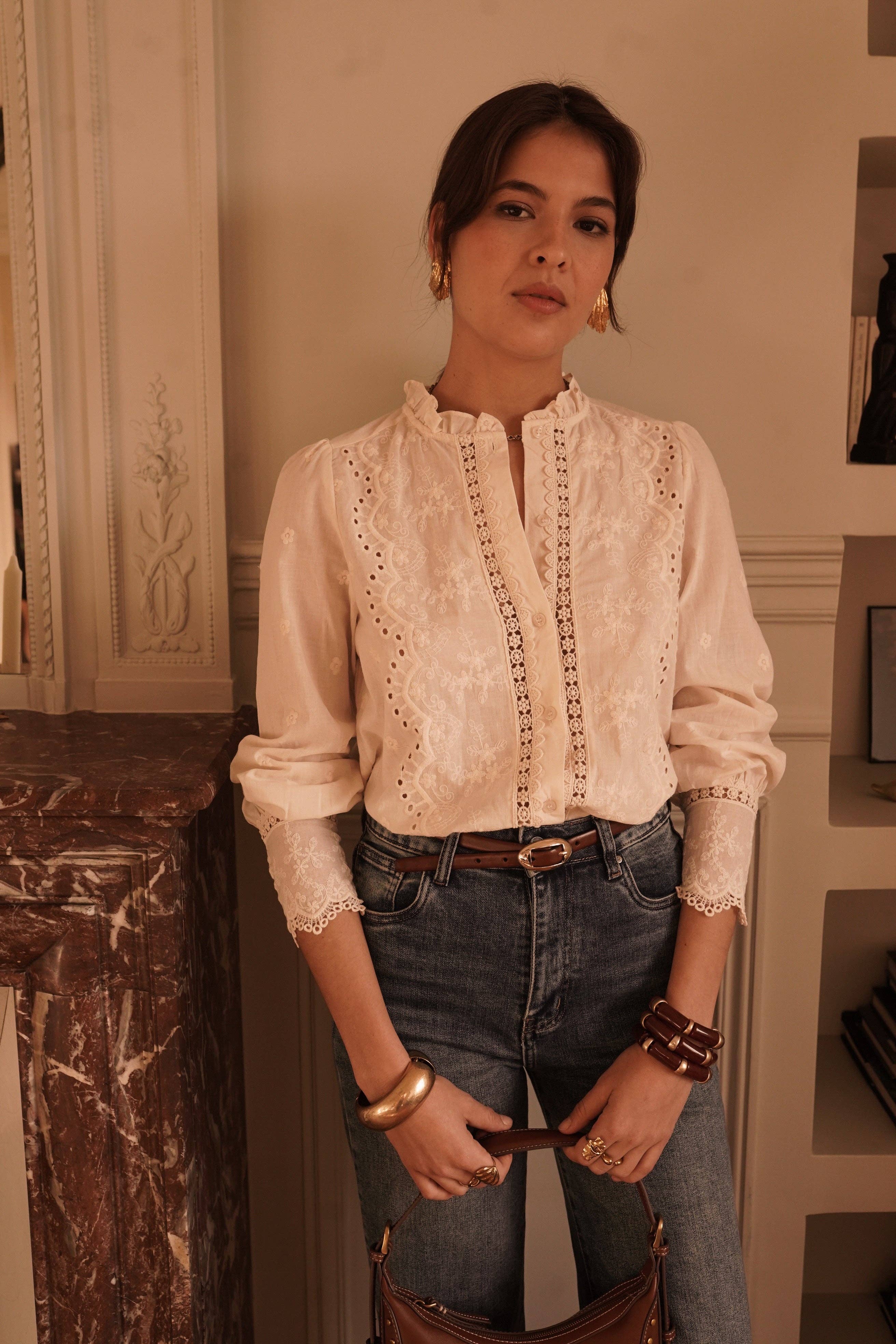 Blusa beige bordada con cuello de volante para mujer · MHOSS Oviedo