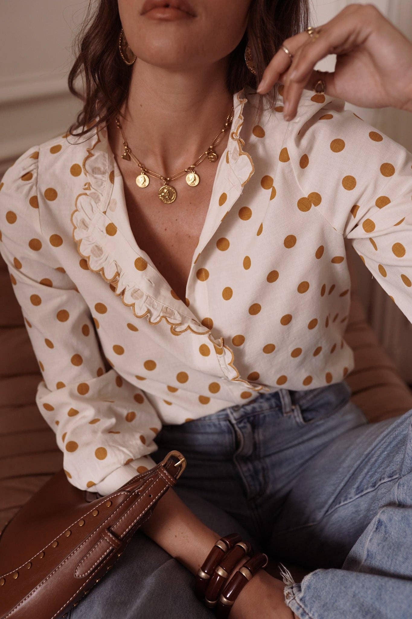 Camisa Liora de IN APRIL 1986, lunares dorados sobre crudo · MHOSS