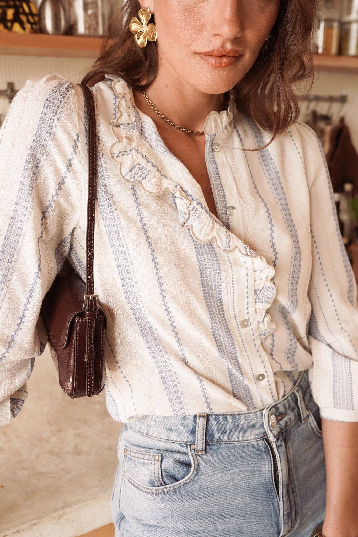 Camisa azul de algodón con pantalón crudo