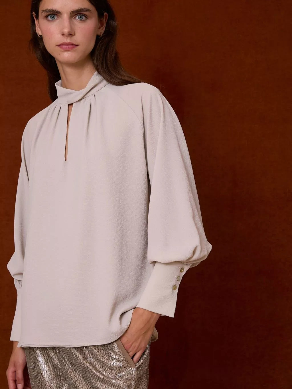 Blouse col fermé grise