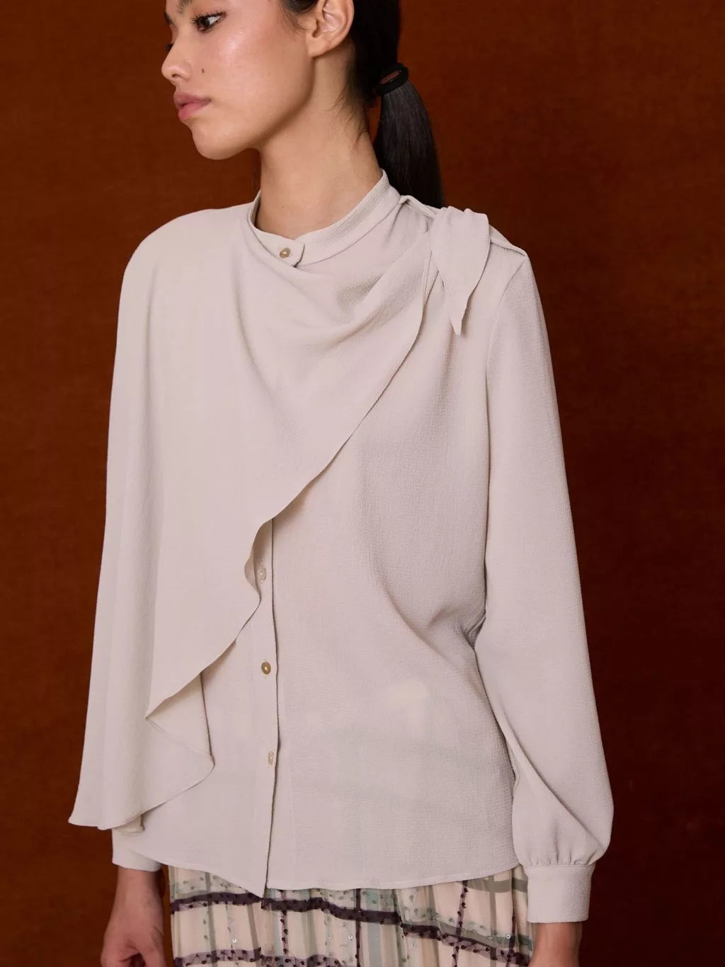 Blouse grise nouée croisée