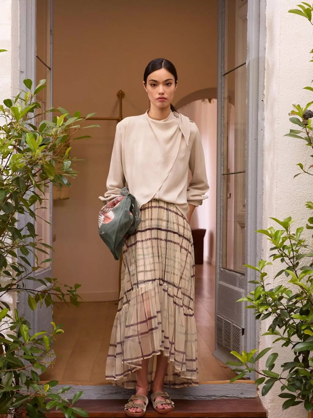 Blouse grise nouée croisée