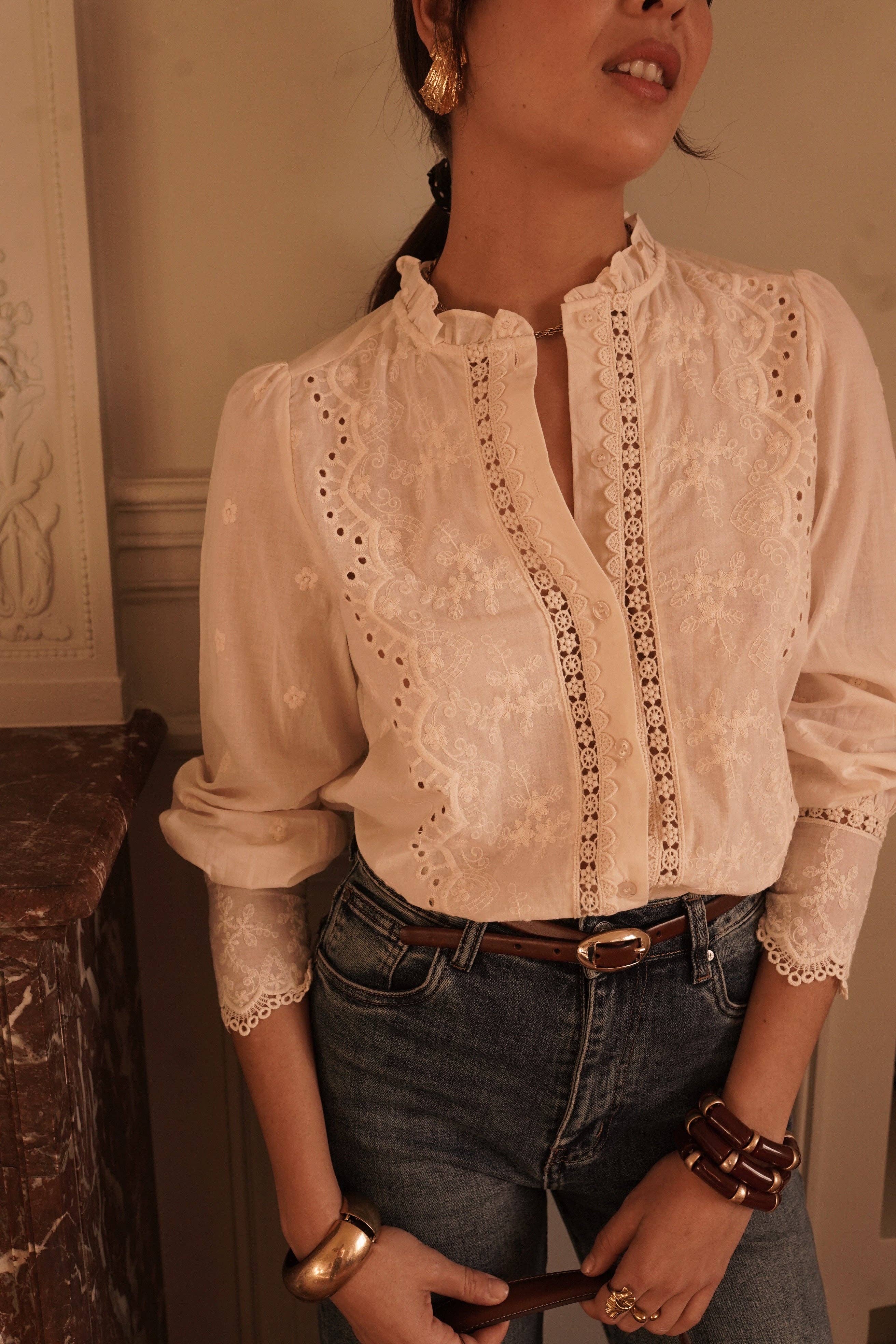 Blusa beige bordada de mujer para una ocasión especial