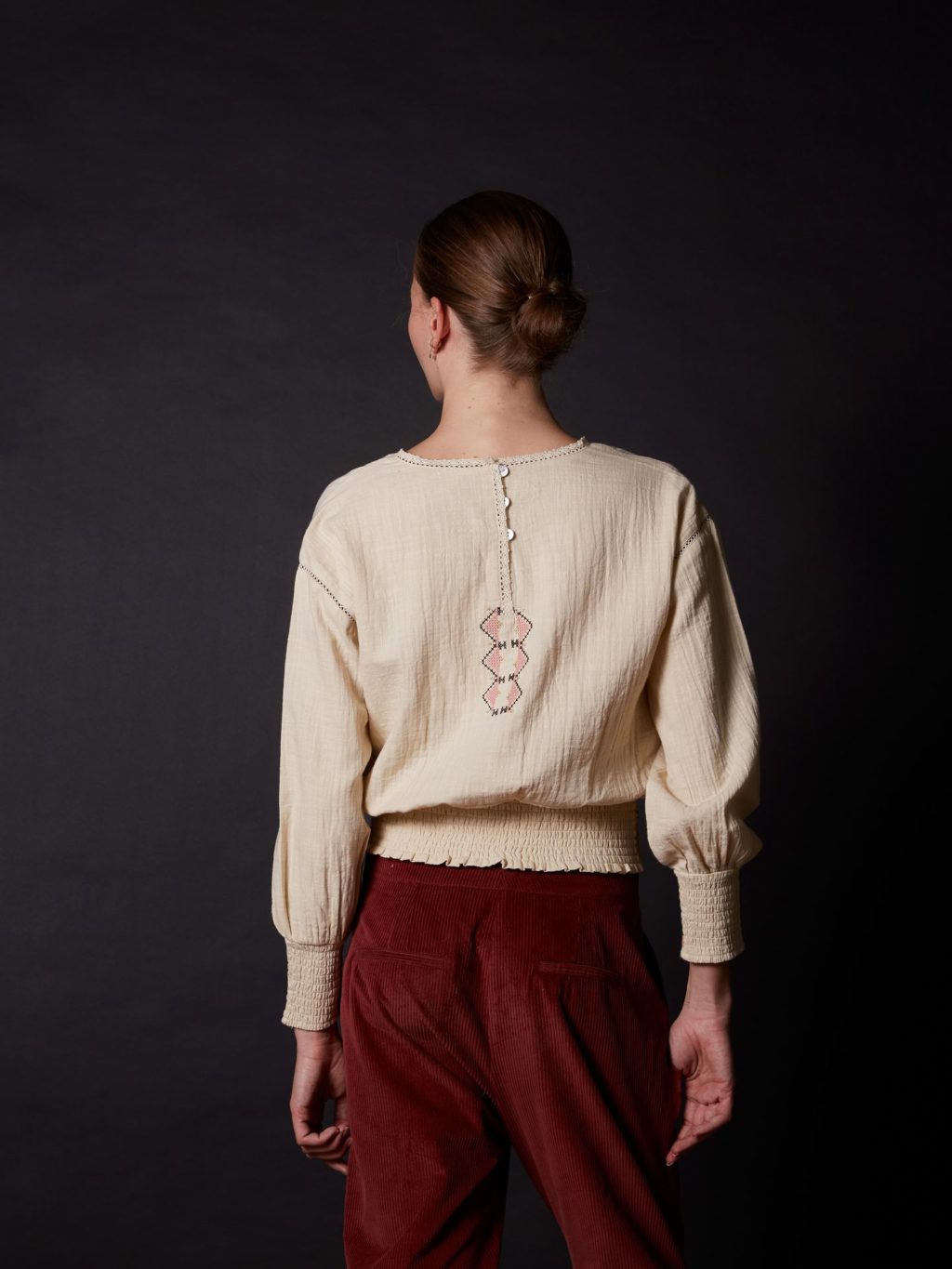 Blouse brodée rose romantique