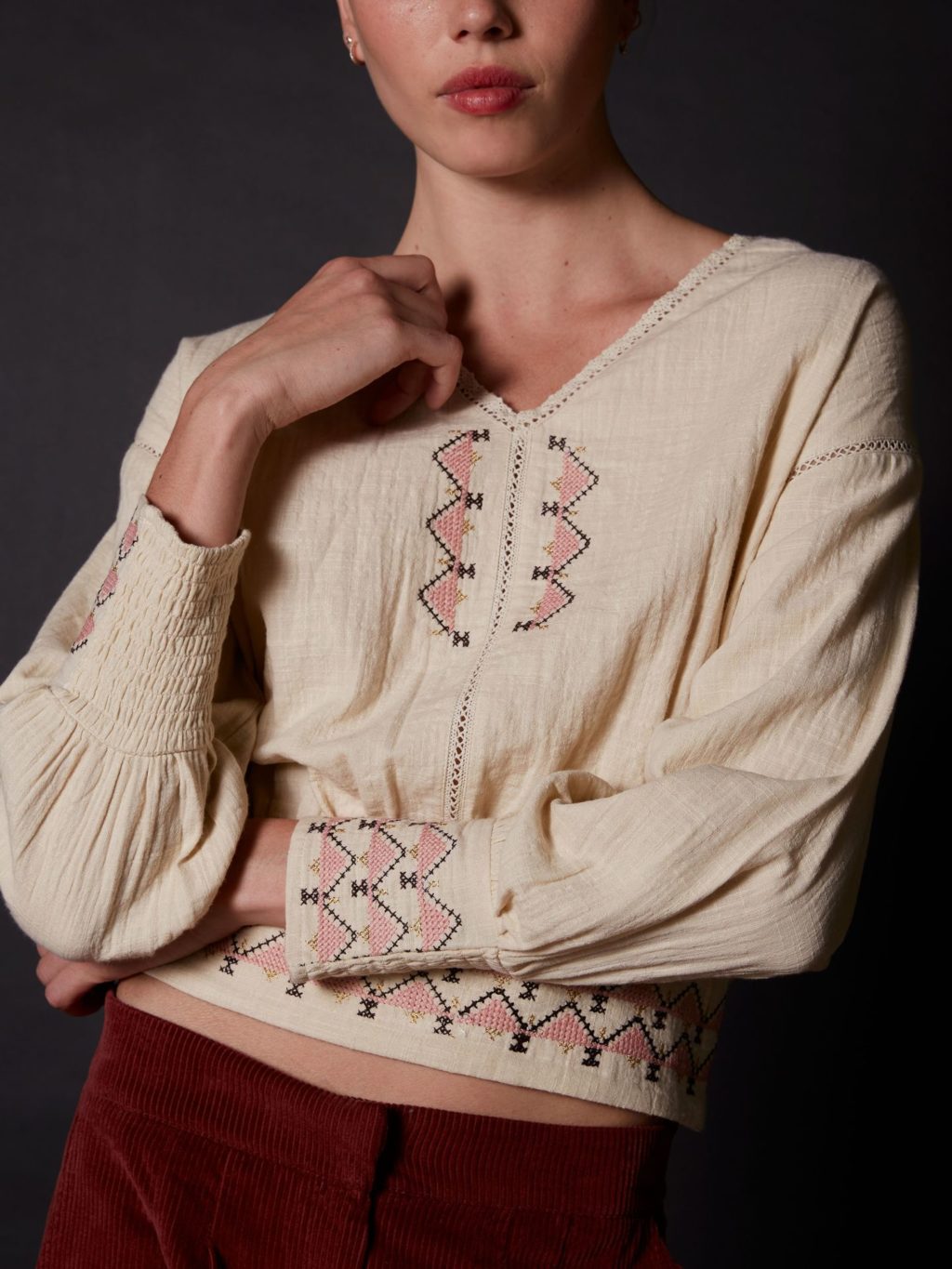 Blouse brodée rose romantique