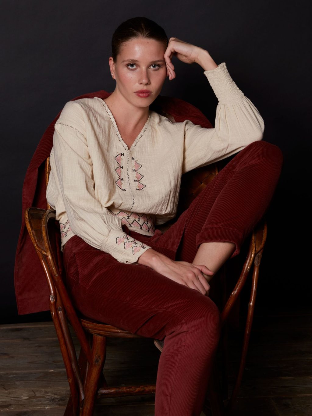 Blouse brodée rose romantique