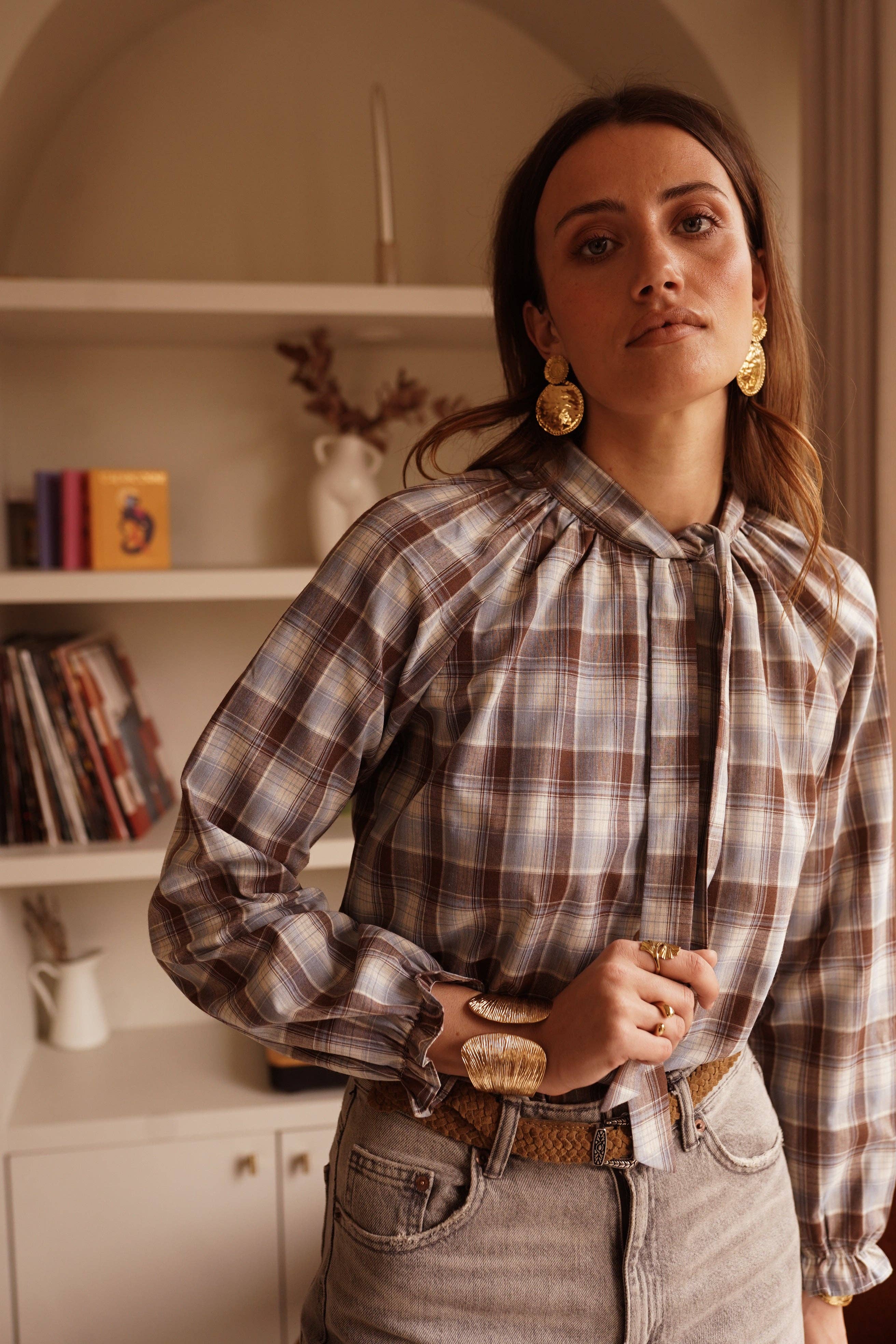 Camisa de cuadros en tonos tierra Isandro, detalle del cuello anudado · MHOSS