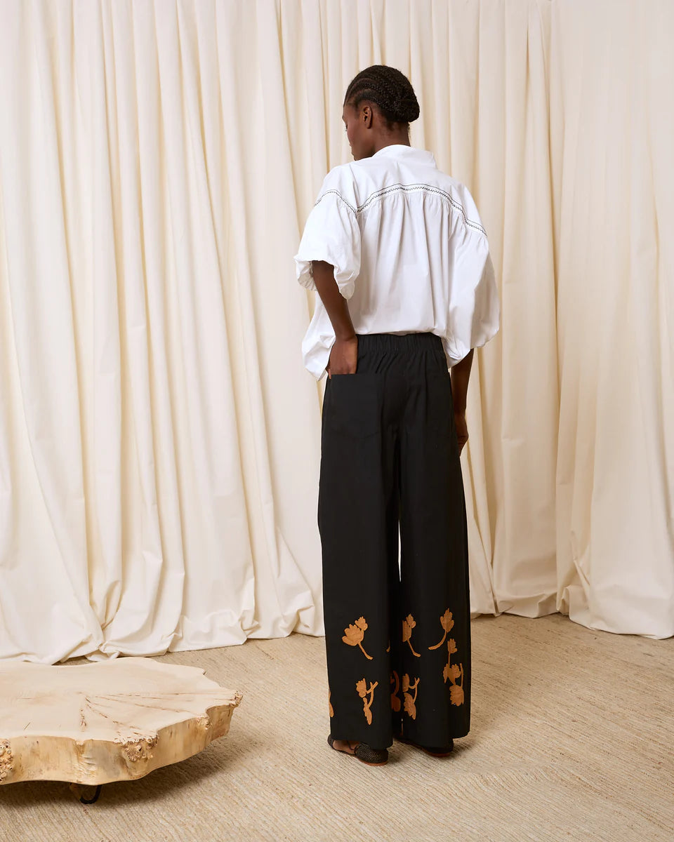 Pantalón negro con flores ocre | Is Coming en MHOSS