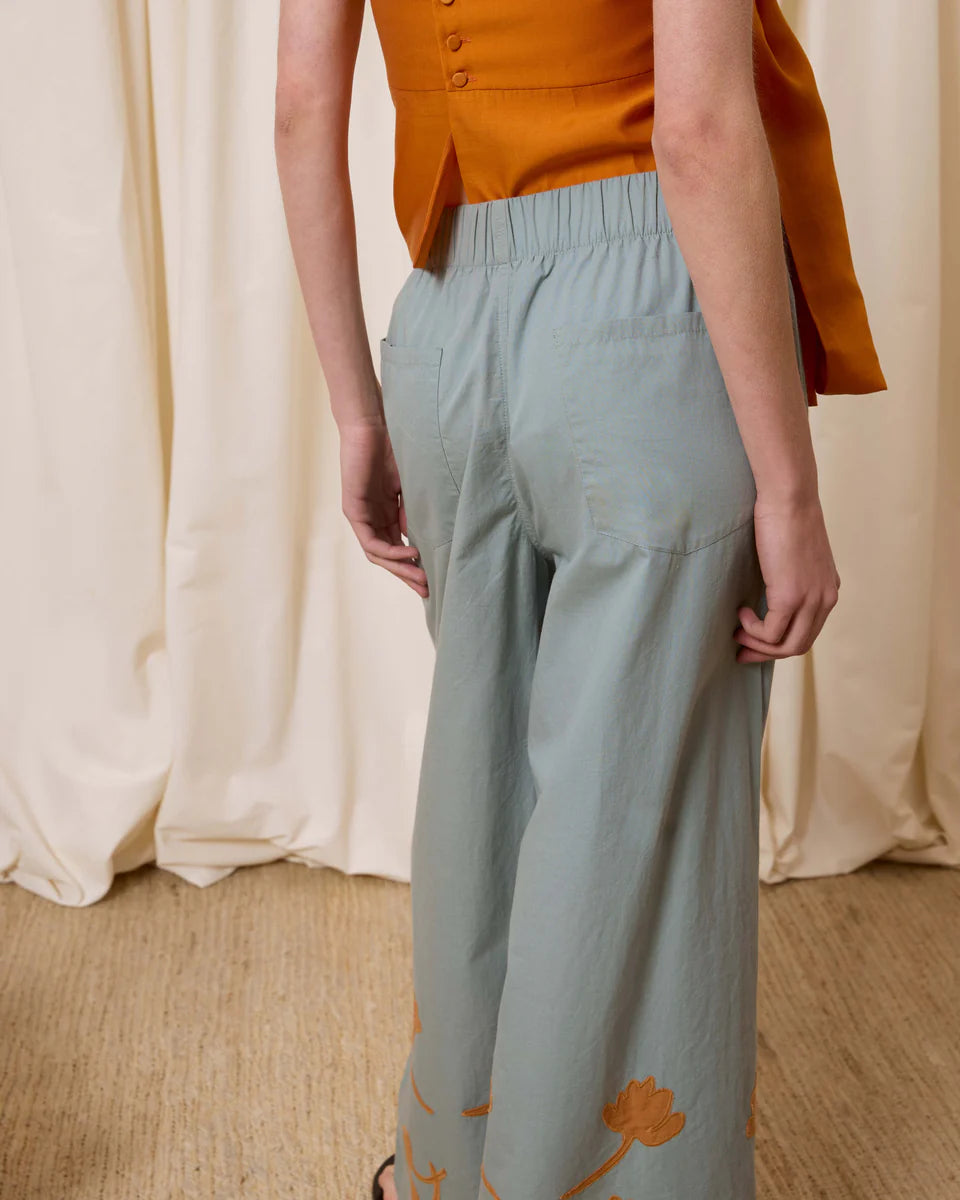 Pantalón algodón azul con flores ocre | Is Coming en MHOSS
