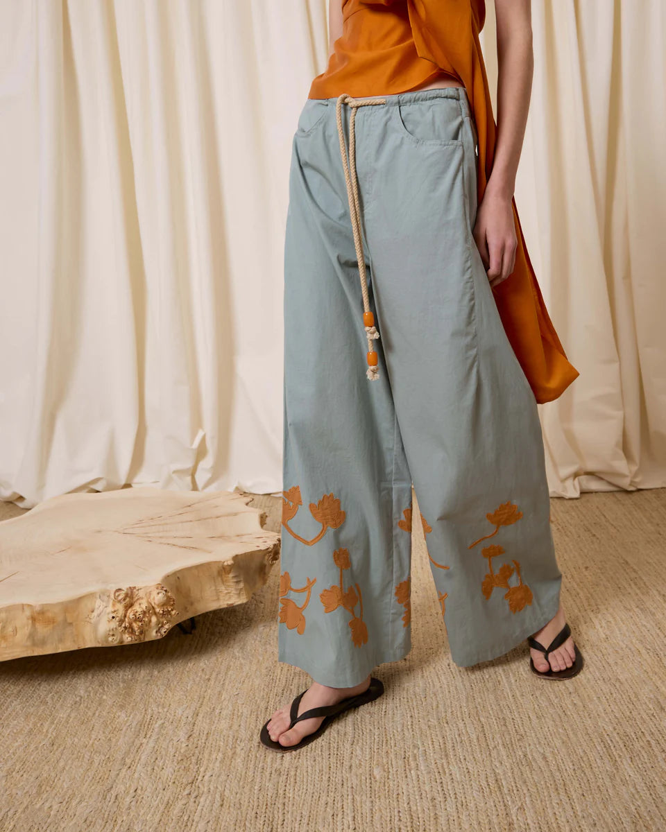Pantalón algodón azul con flores ocre | Is Coming en MHOSS