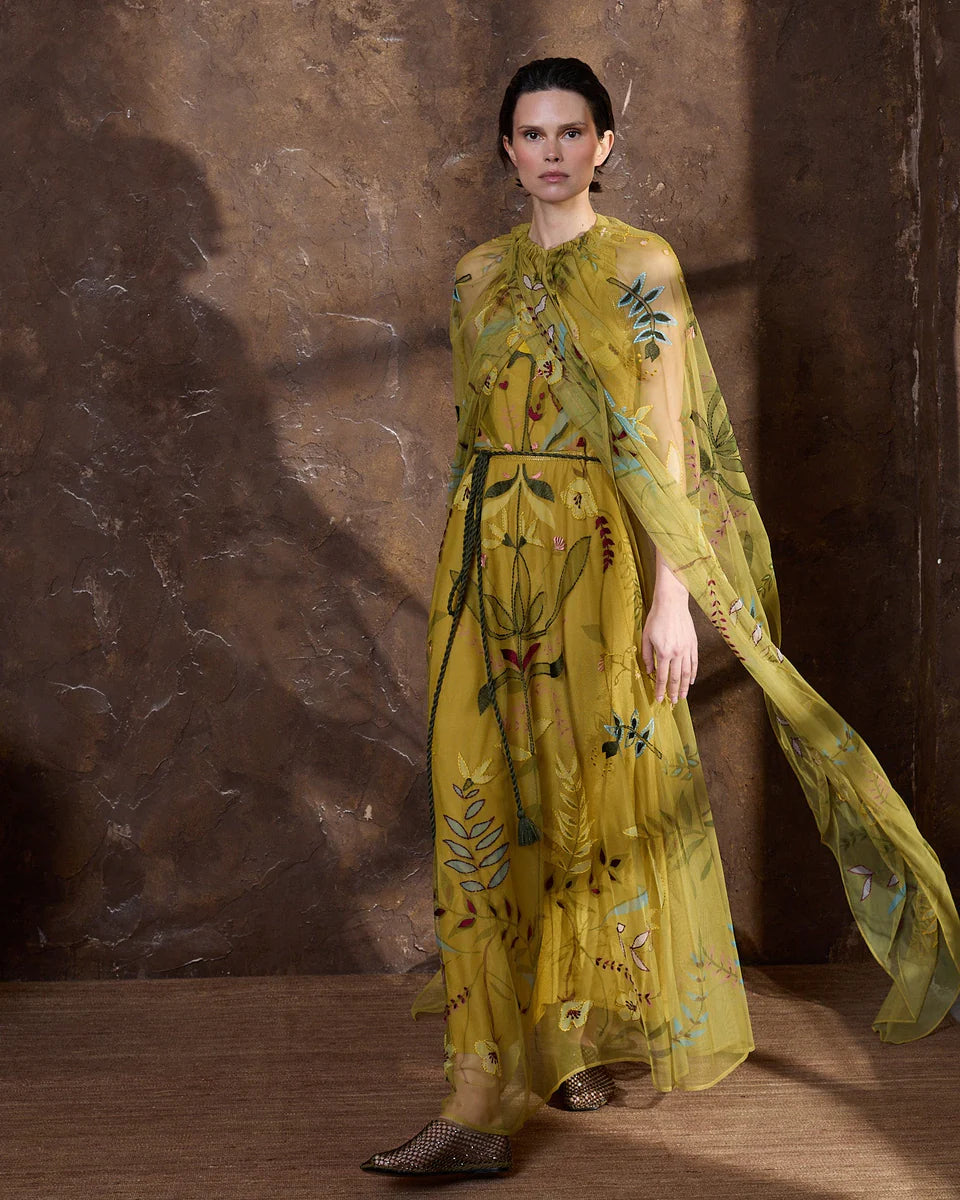 Vestido largo en tul bordado mostaza