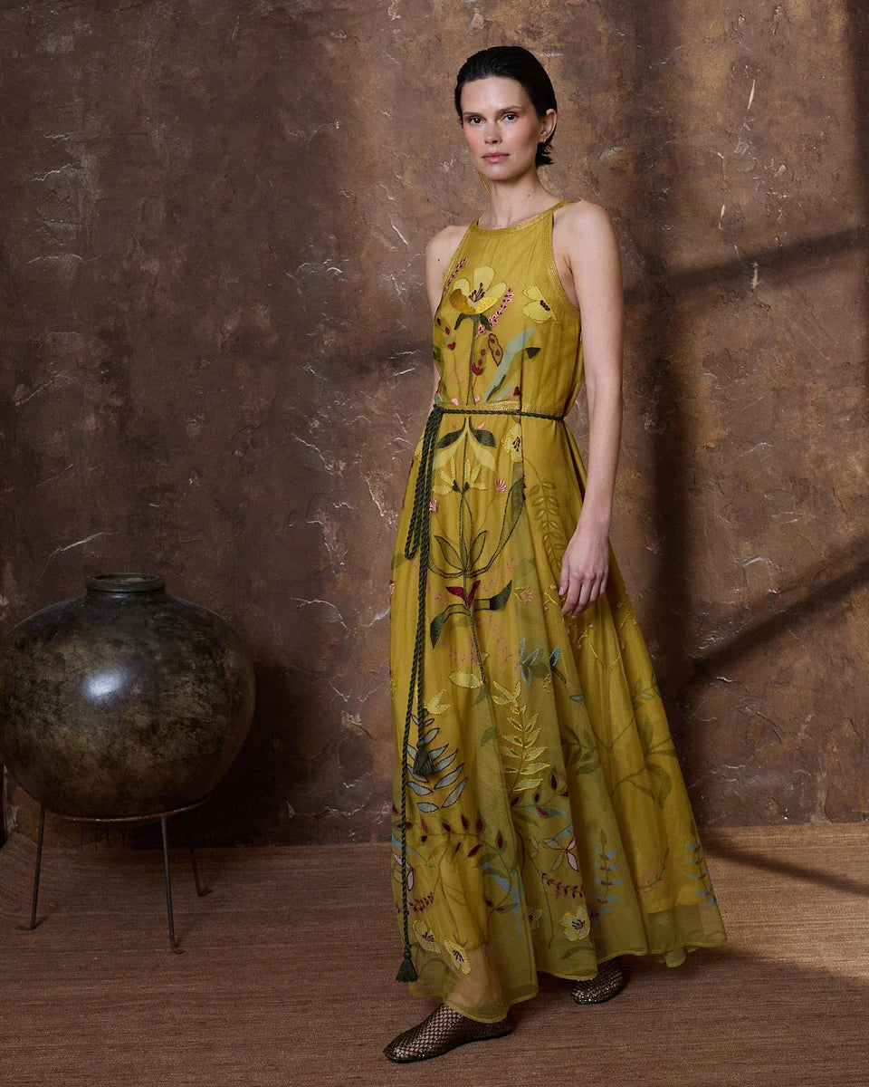 Vestido largo en tul bordado mostaza