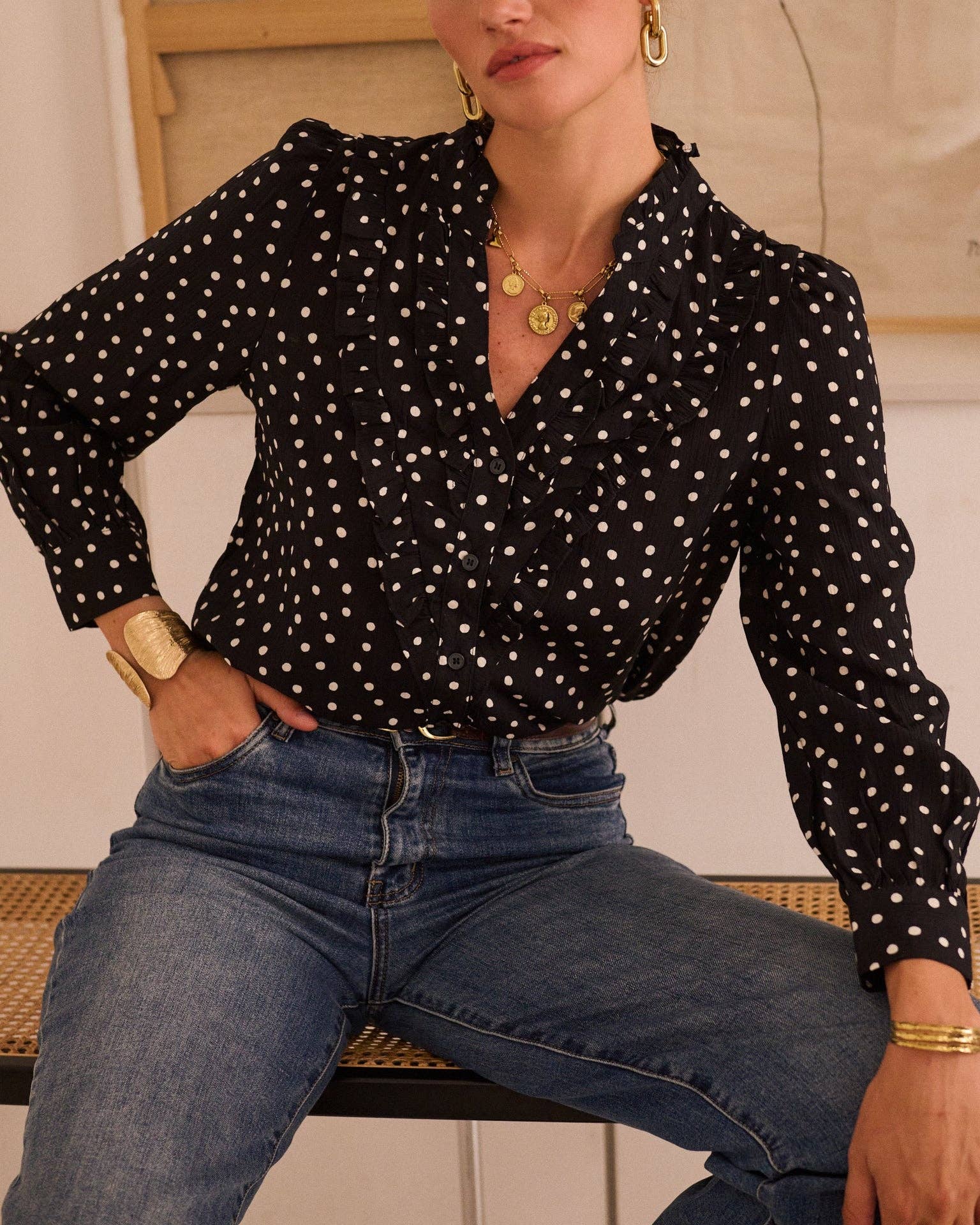 Camisa negra bajo un blazer para mujer