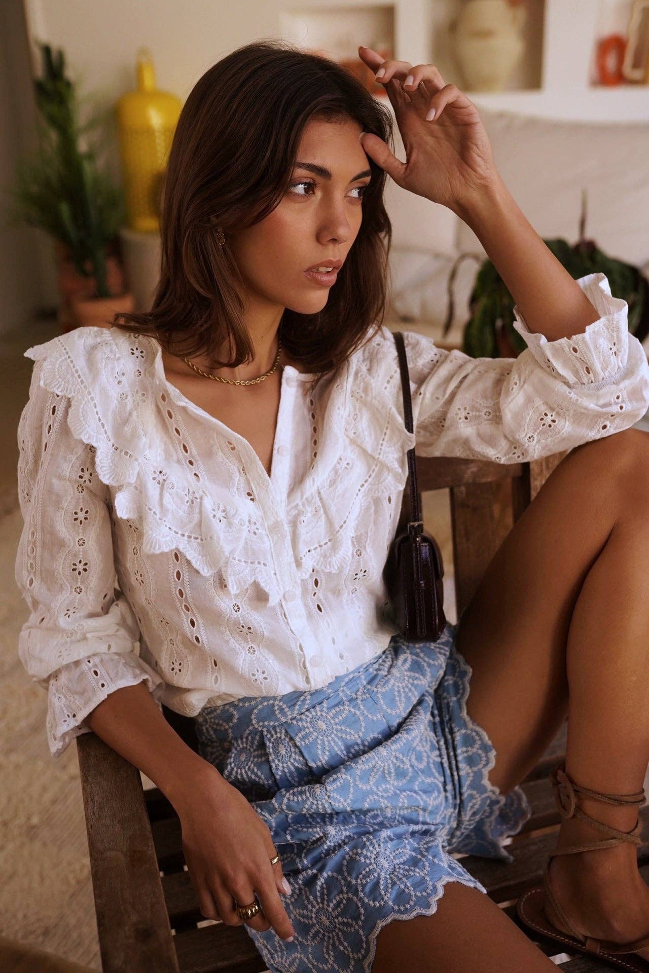 Blusa blanca de algodón calado con volantes delicados
