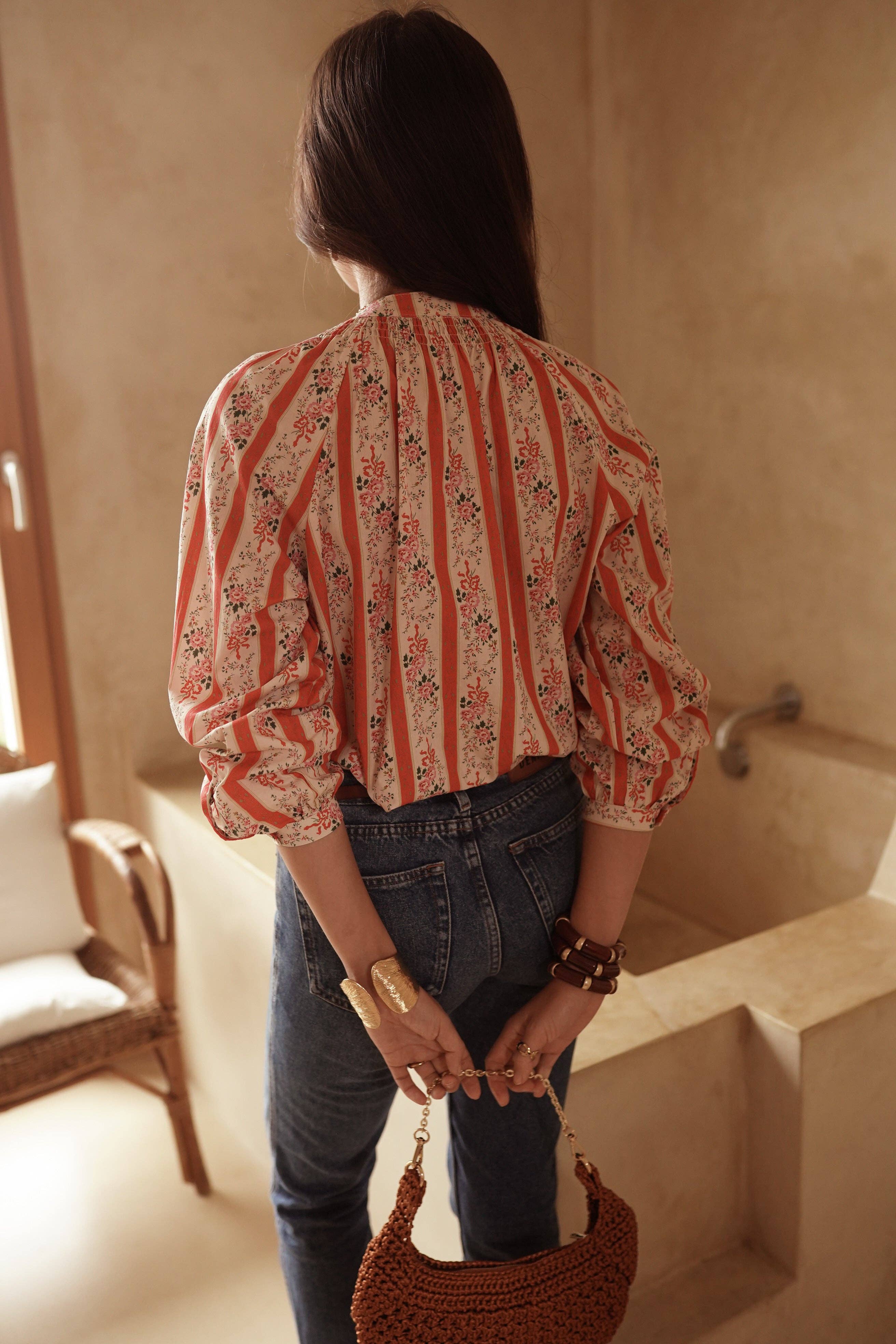 Camisa estampada en coral, elegida a mano en MHOSS
