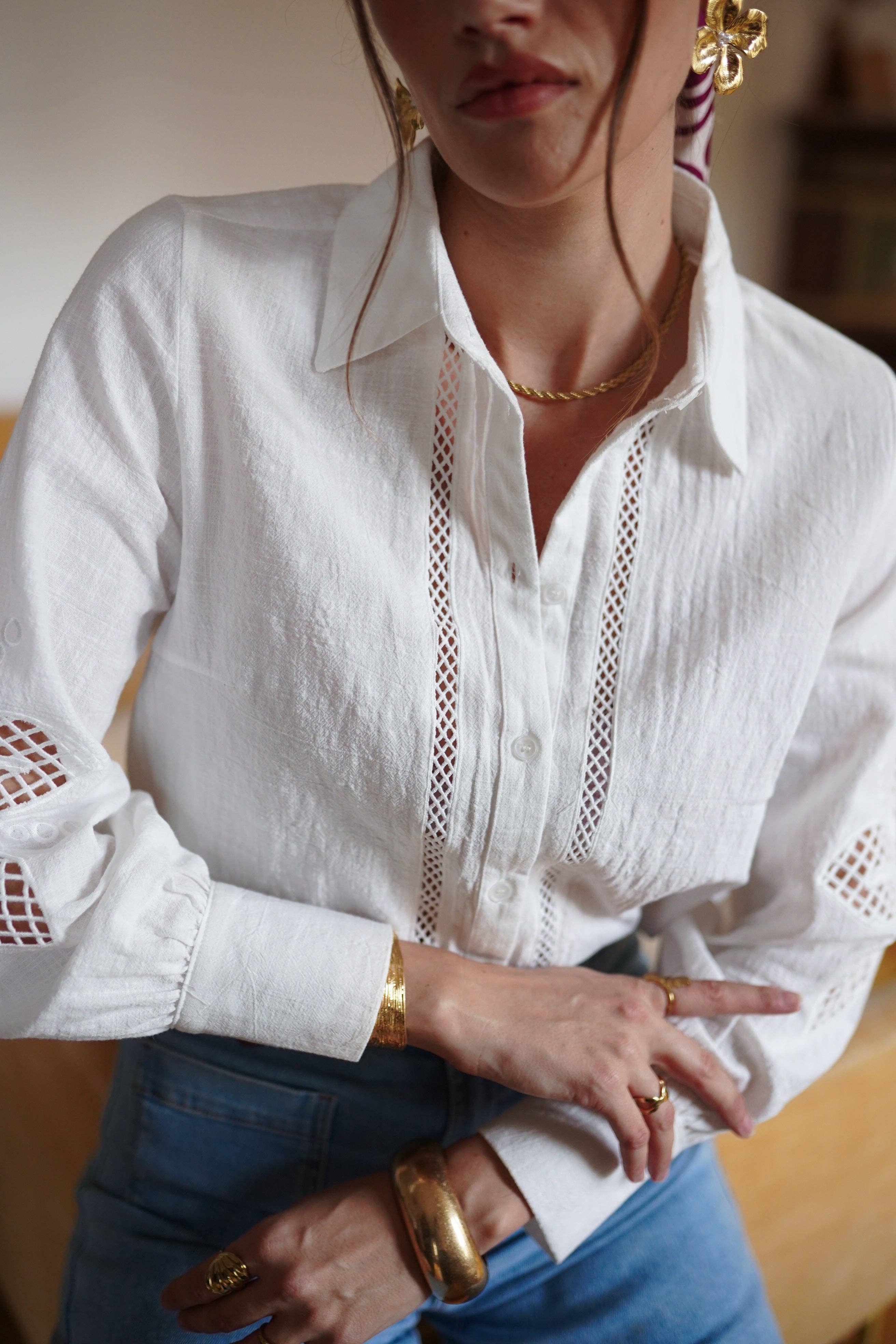 Camisa blanca de algodón ligero con cuello clásico