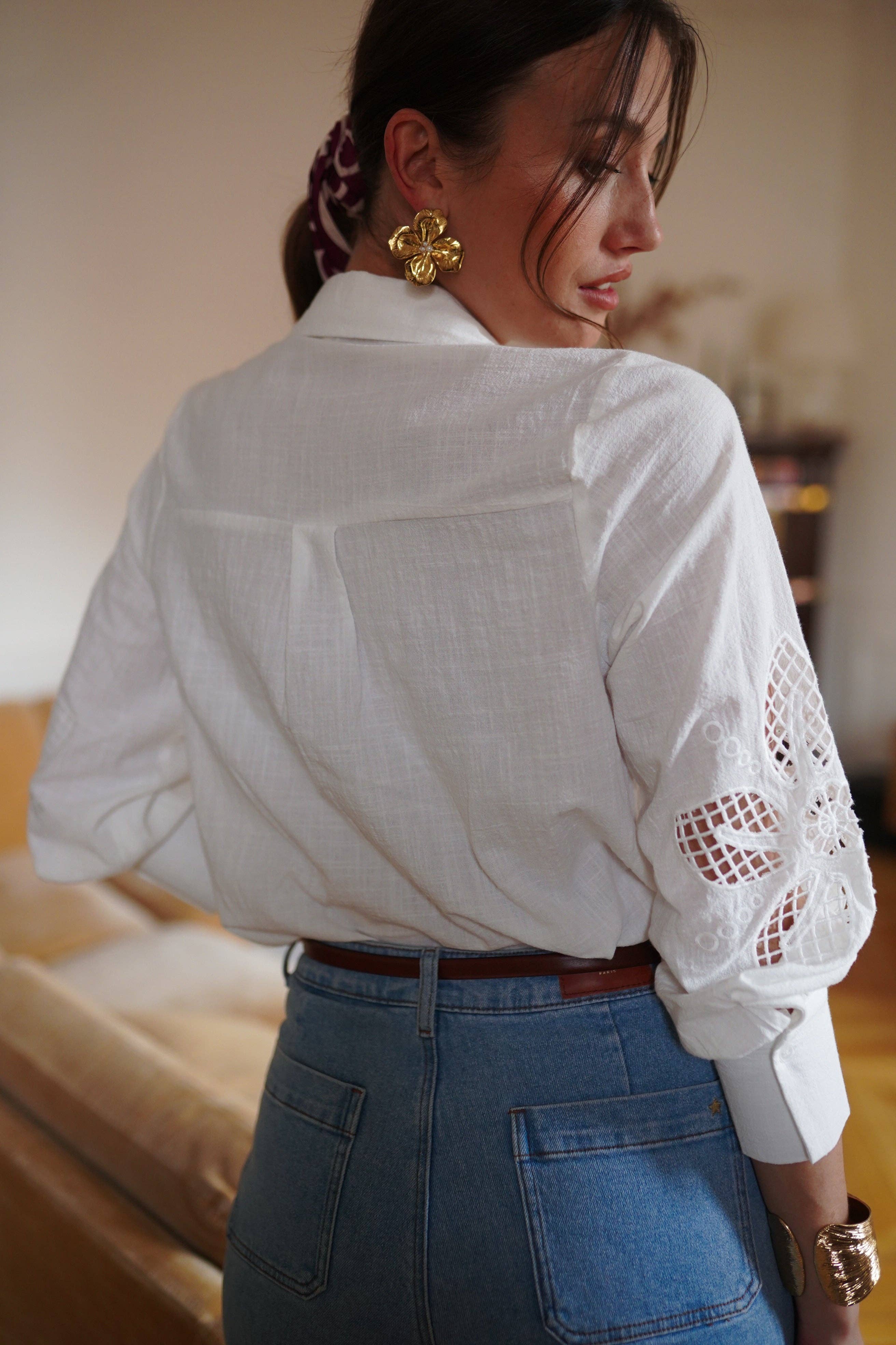Camisa blanca de algodón con textura suave para mujer