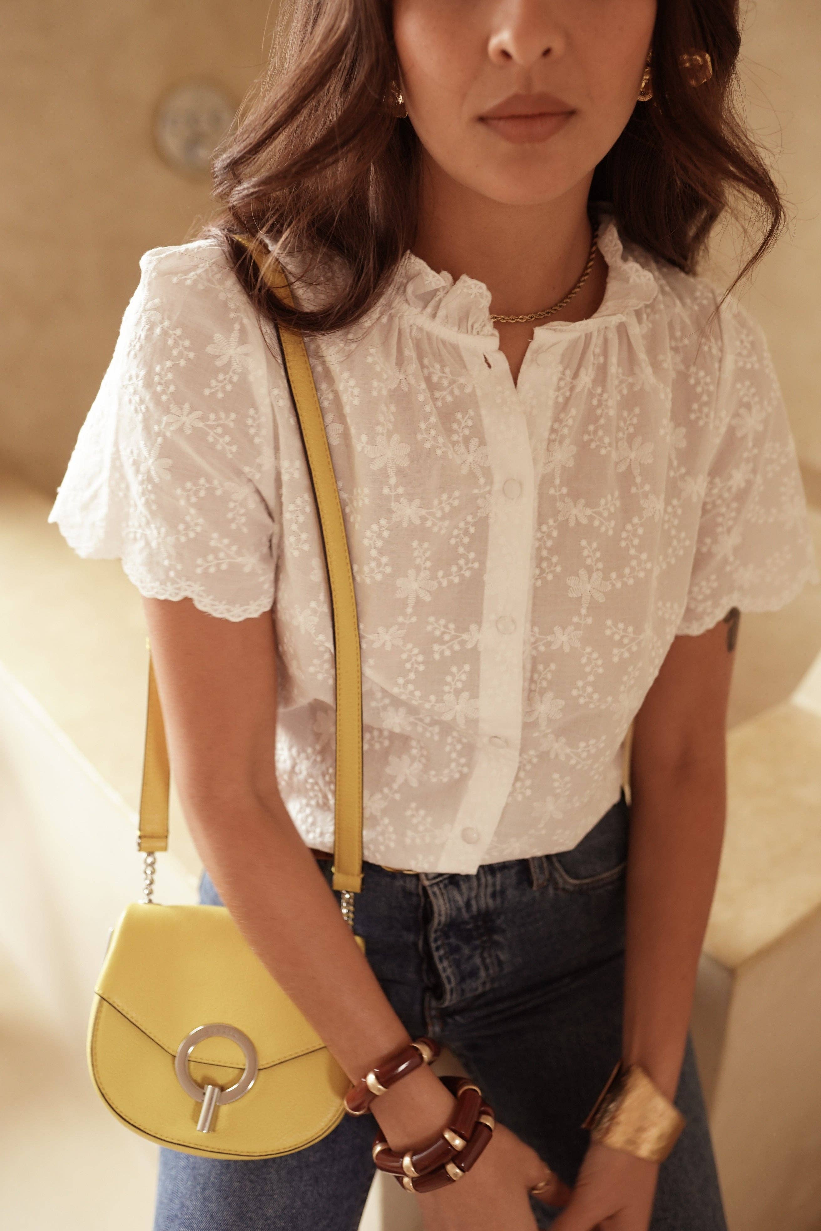 Camisa blanca de algodón con bordado en relieve