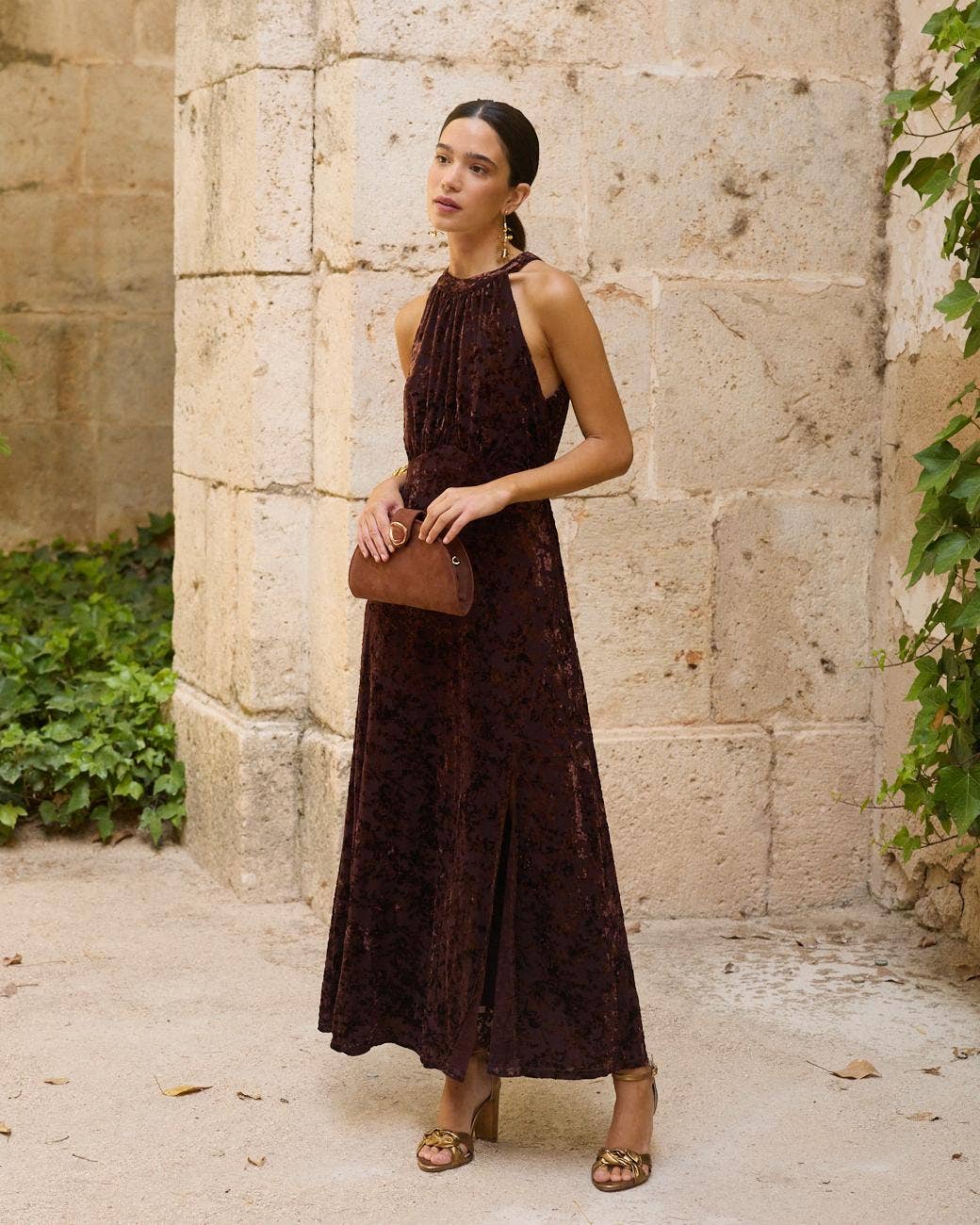 Vestido de invitada en terciopelo flocado con escote halter