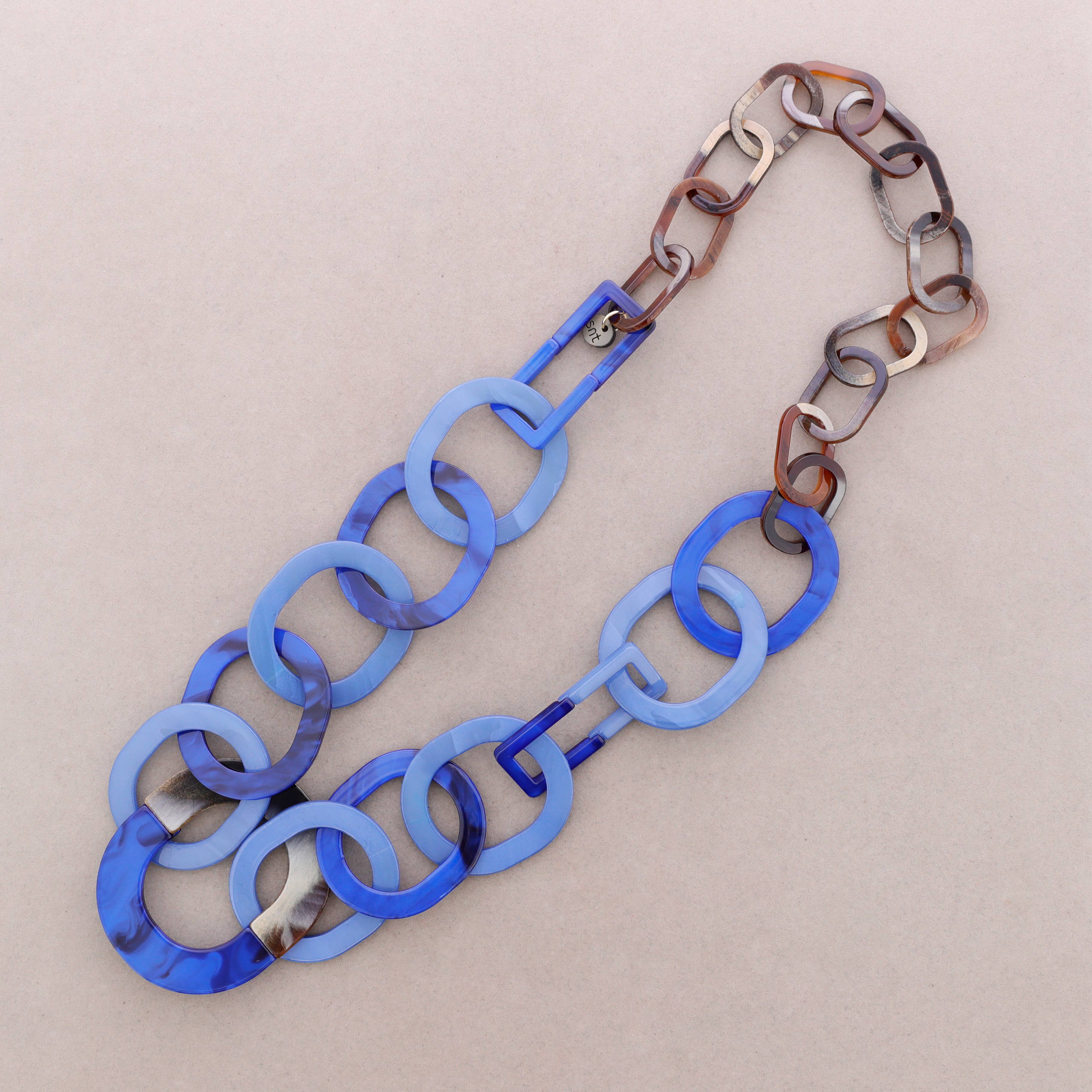Collar largo de eslabones de resina en azul · MHOSS Oviedo
