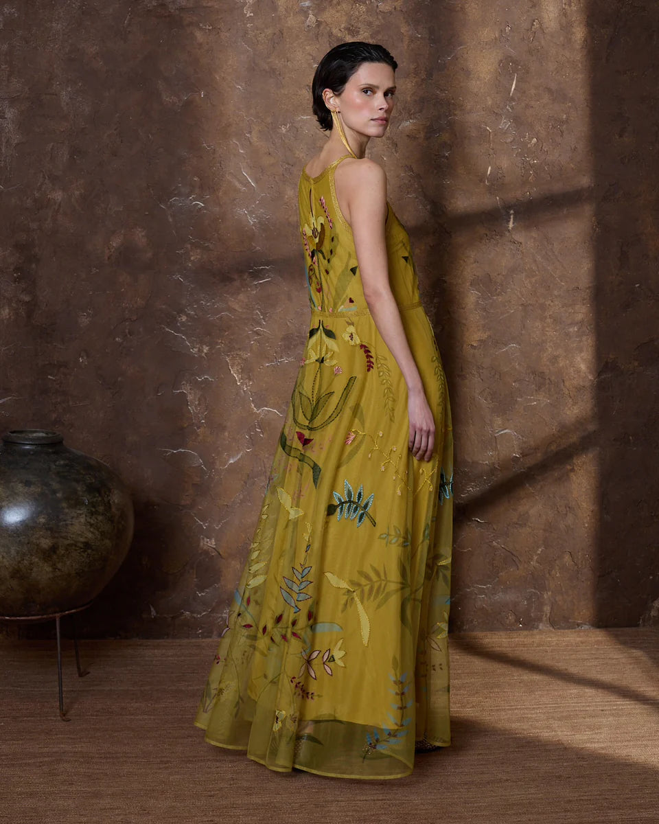 Vestido largo en tul bordado mostaza