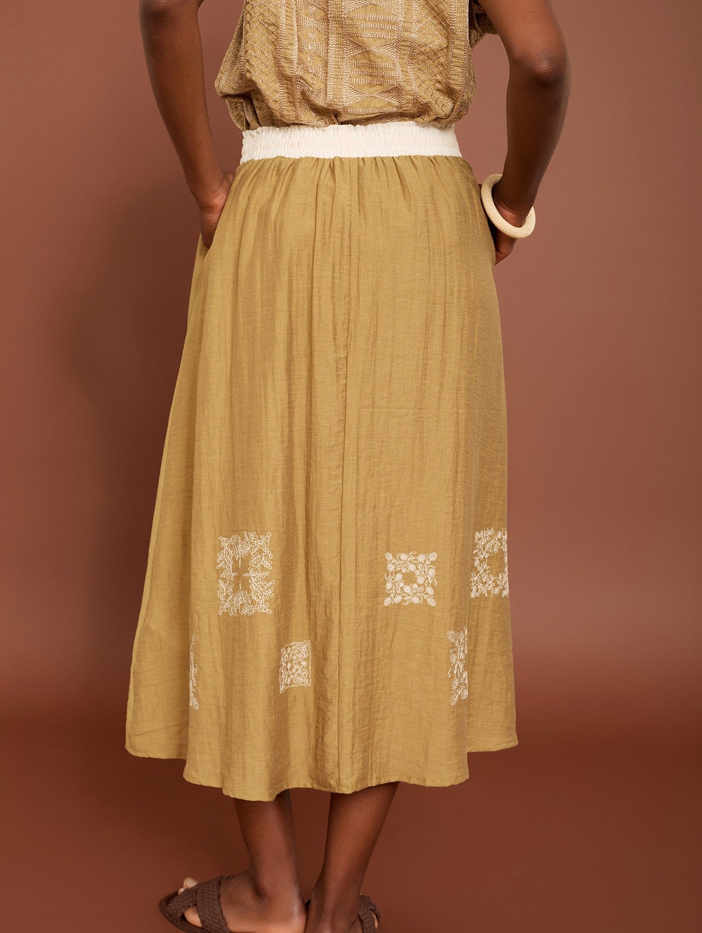 Falda midi con bordado