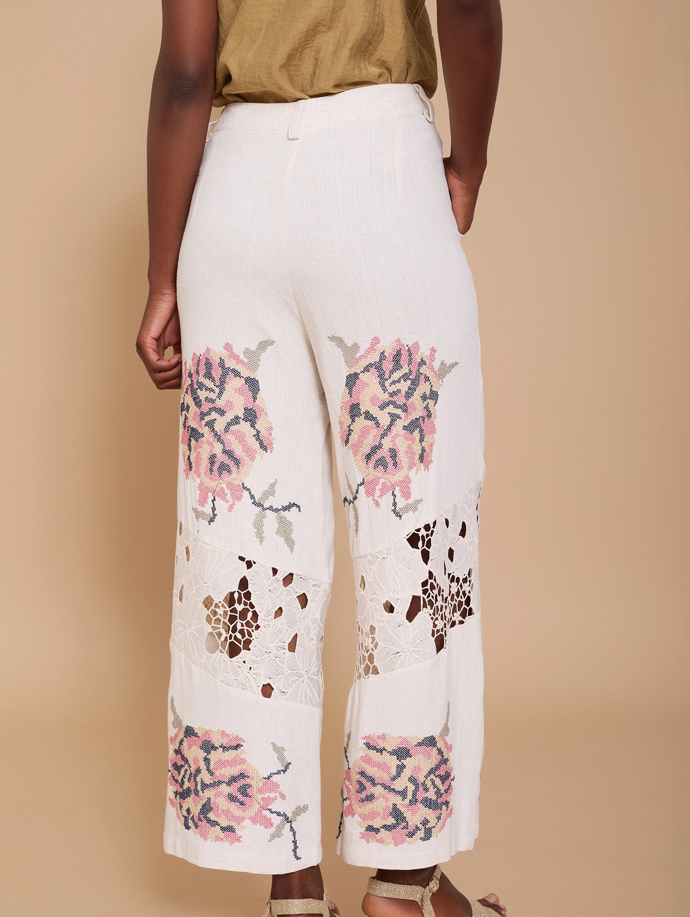 Pantalón bimateria encaje y bordado