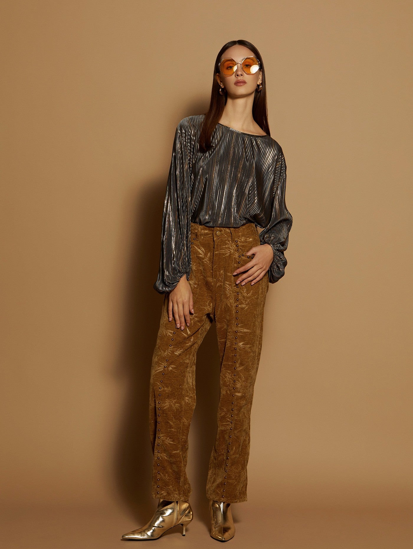 Pantalón velvet con tachuelas