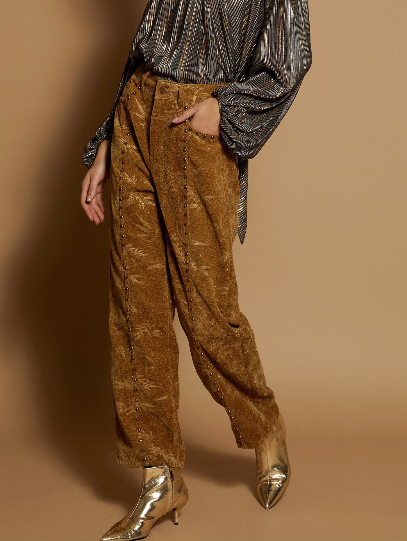 Pantalón velvet con tachuelas