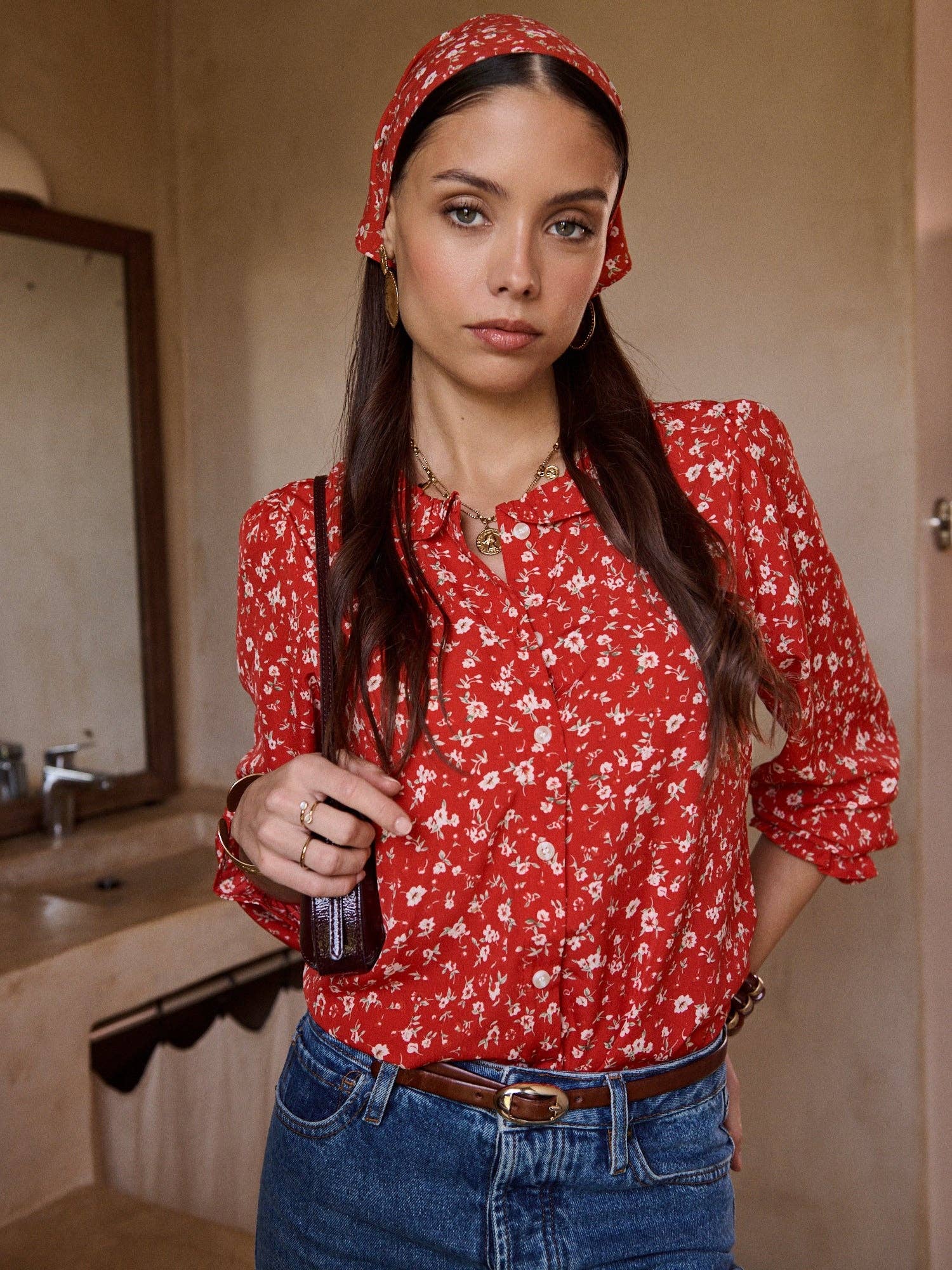 Camisa roja estampada con puños ceñidos