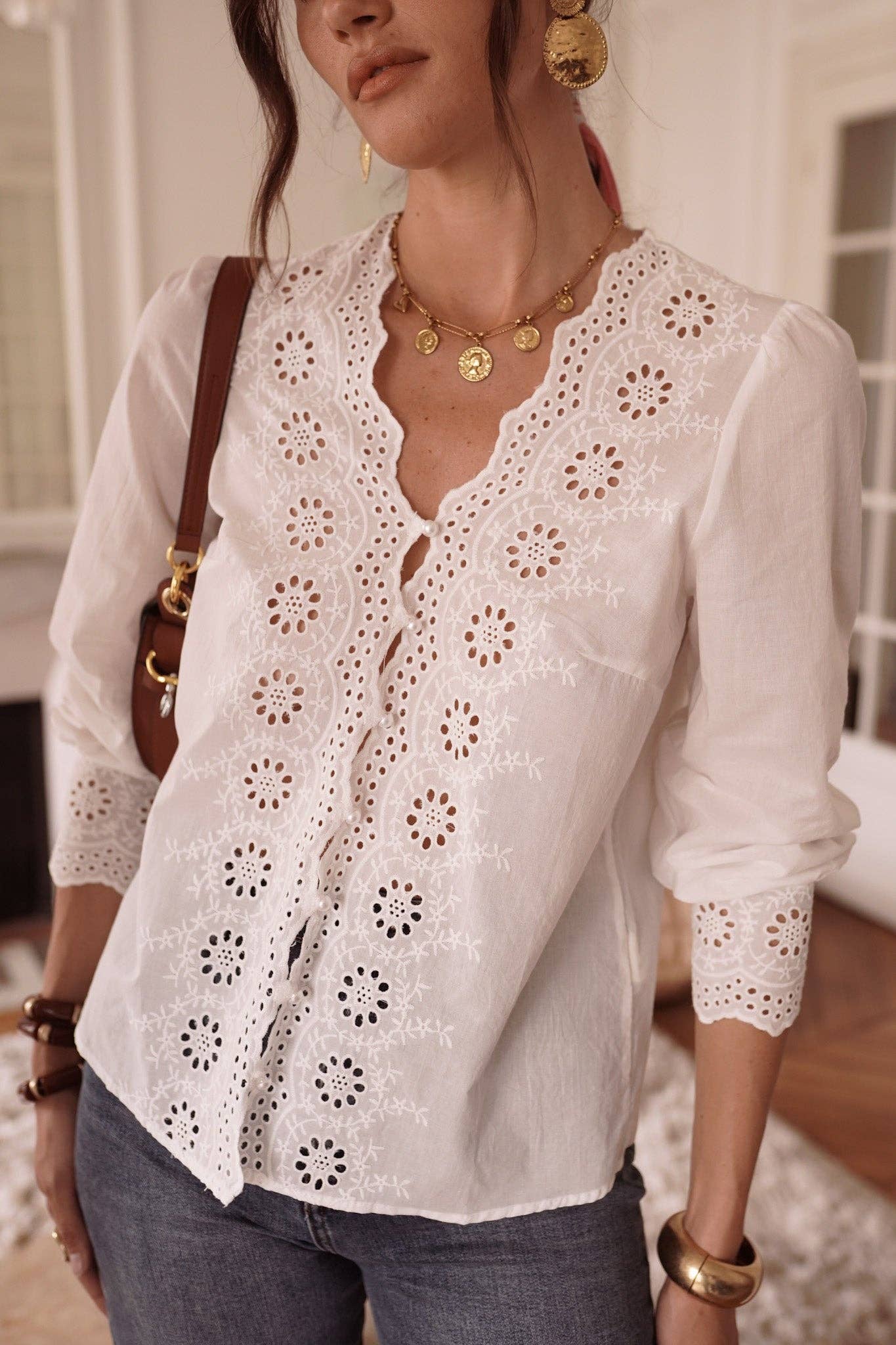 Camisa blanca de algodón con cuello clásico para mujer
