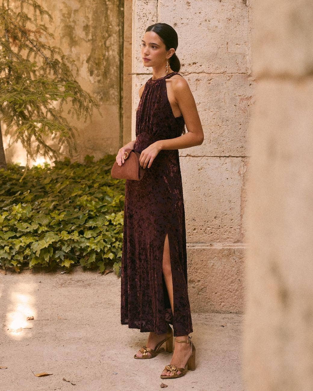 Vestido de invitada con escote halter anudado a la nuca