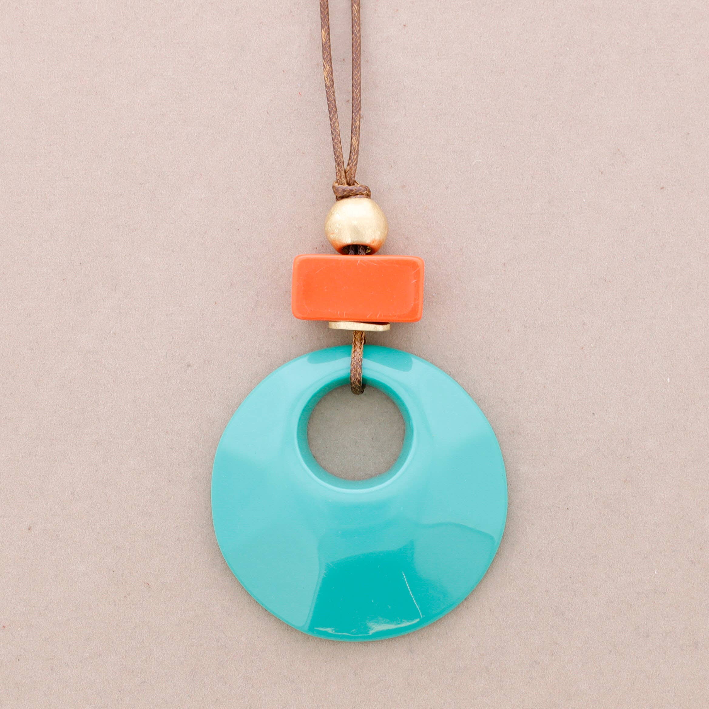 Collar largo con colgantes de cuentas · MHOSS Oviedo