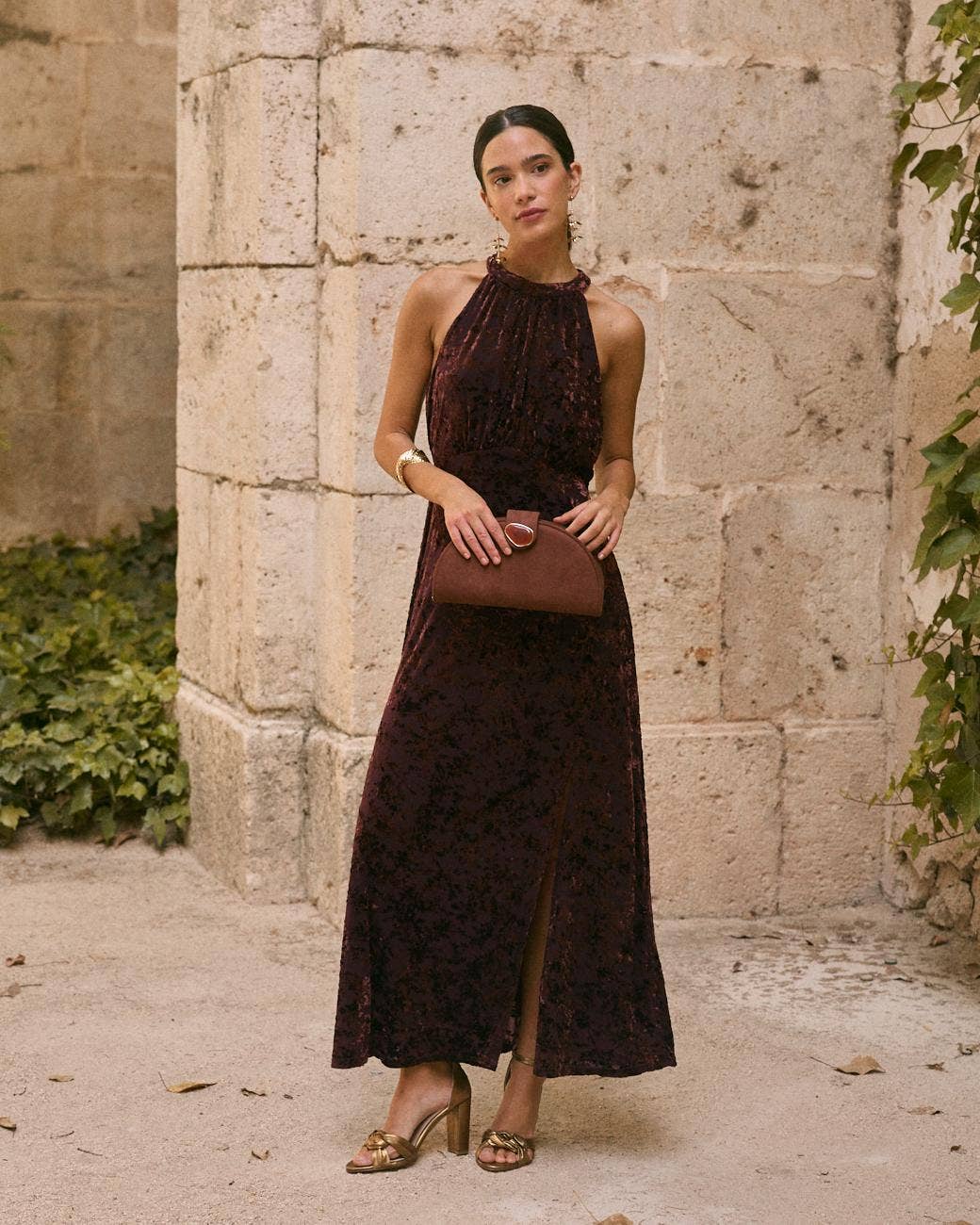 Vestido largo de invitada en terciopelo burdeos con espalda abierta · MHOSS Oviedo