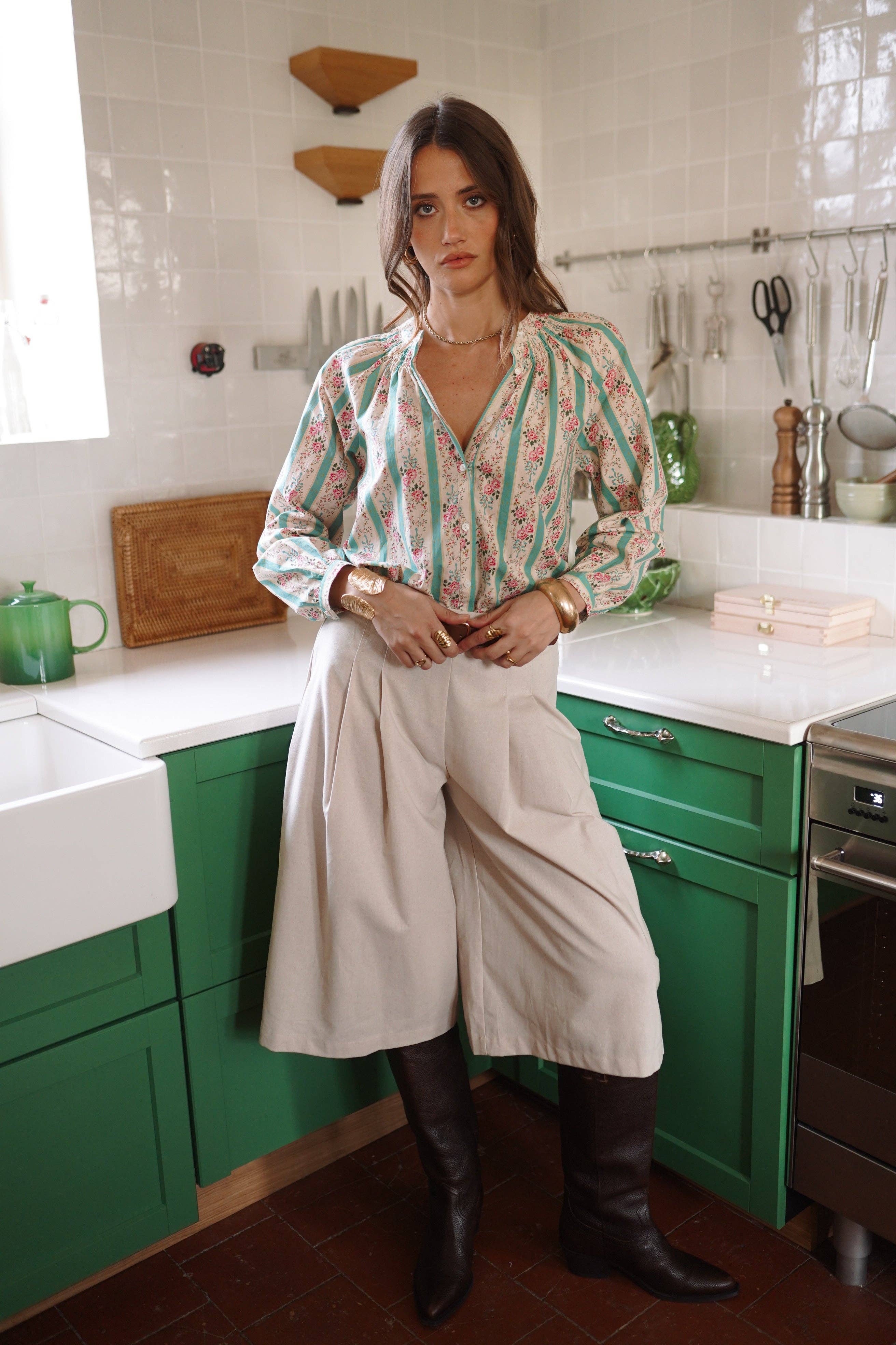 Camisa verde de rayas y flores · Kira