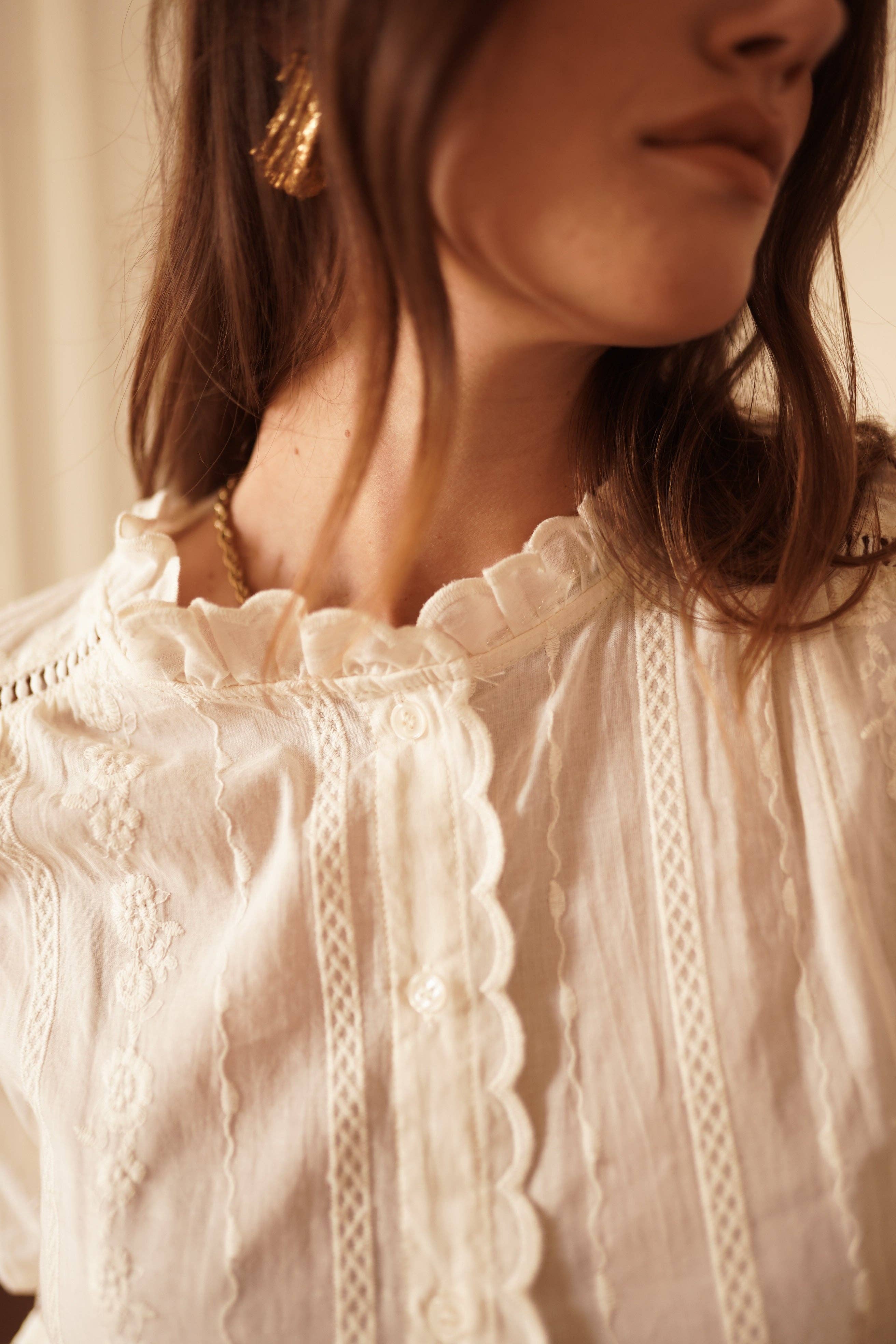 Camisa beige de corte recto con cuello alto de volante