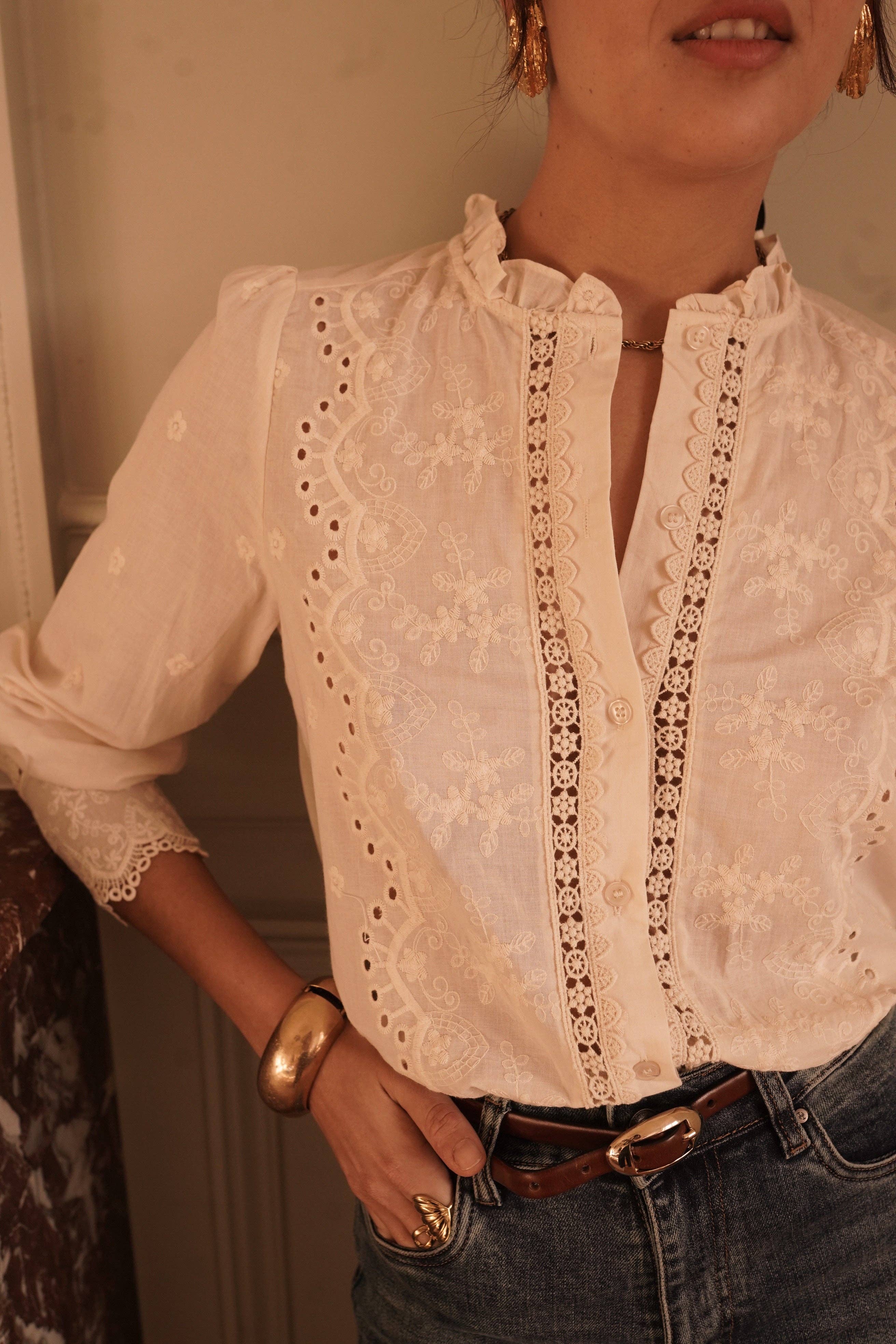 Blusa beige bordada de corte ligeramente estructurado