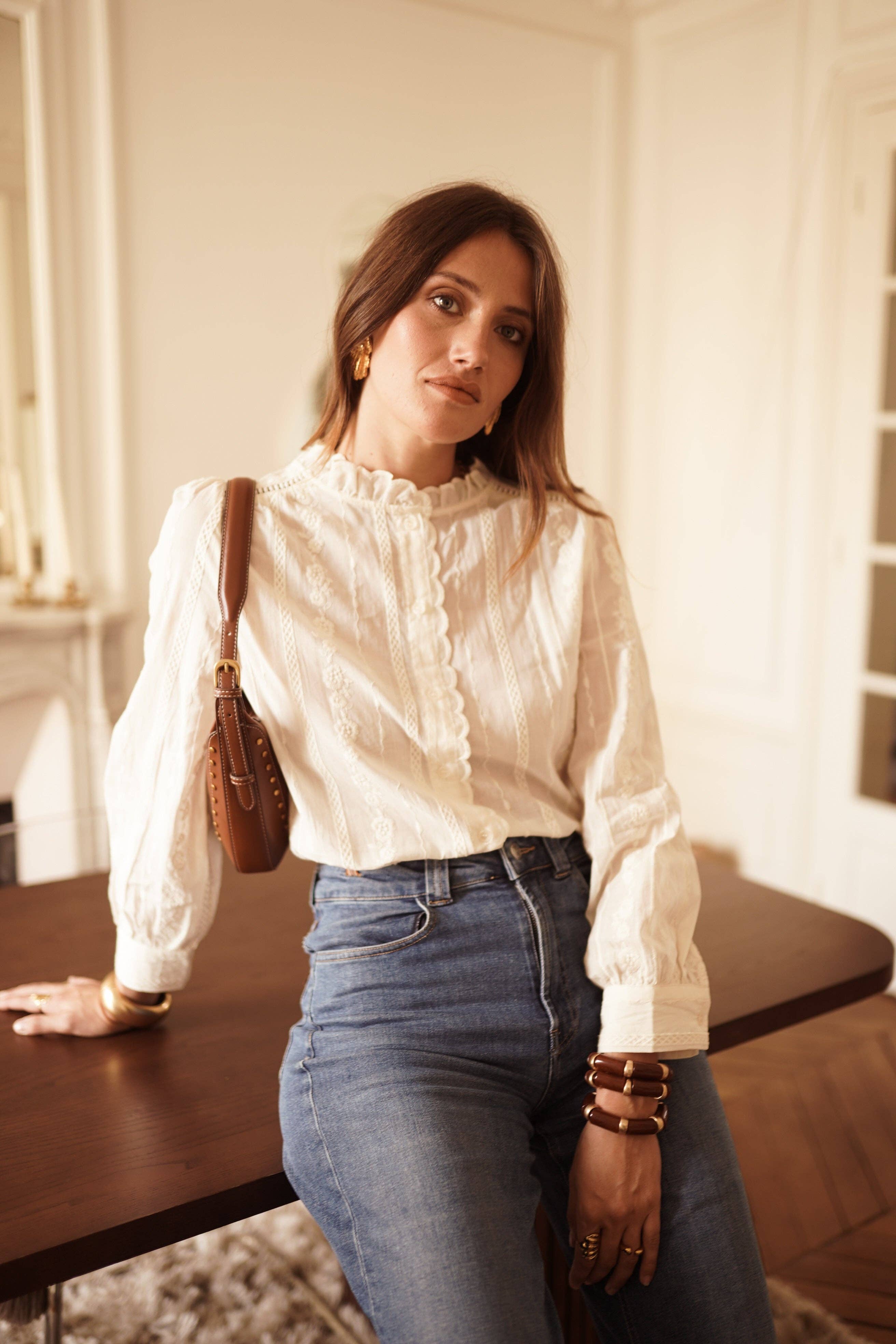Camisa beige con encaje y cuello alto de volante · MHOSS Oviedo