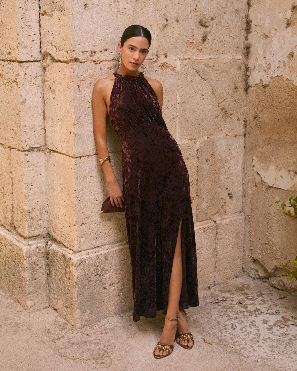 Vestido largo burdeos de terciopelo con espalda al aire para boda