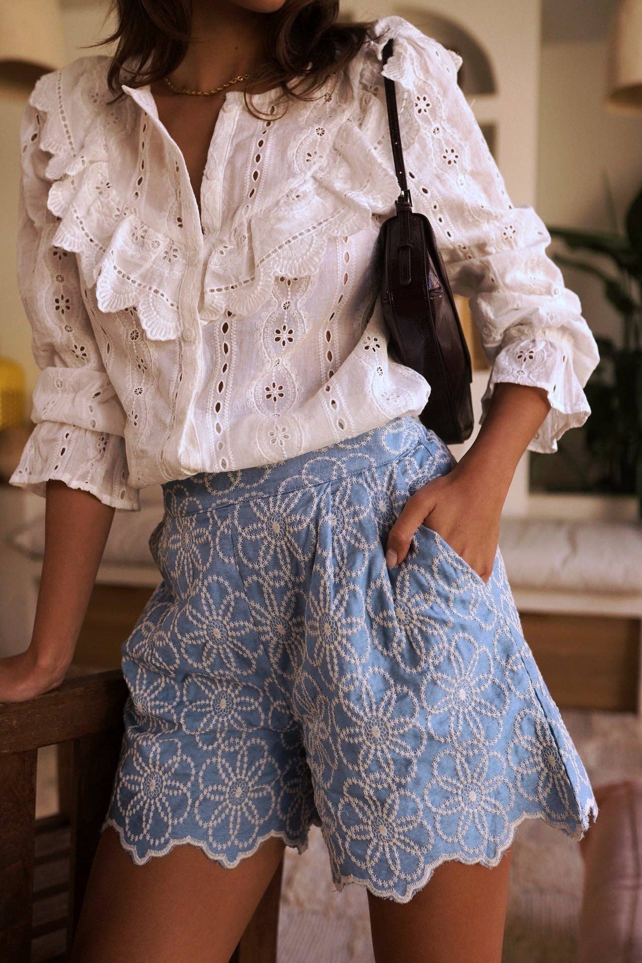 Blusa blanca con volantes y bordado inglés, tallas S/M y M/L