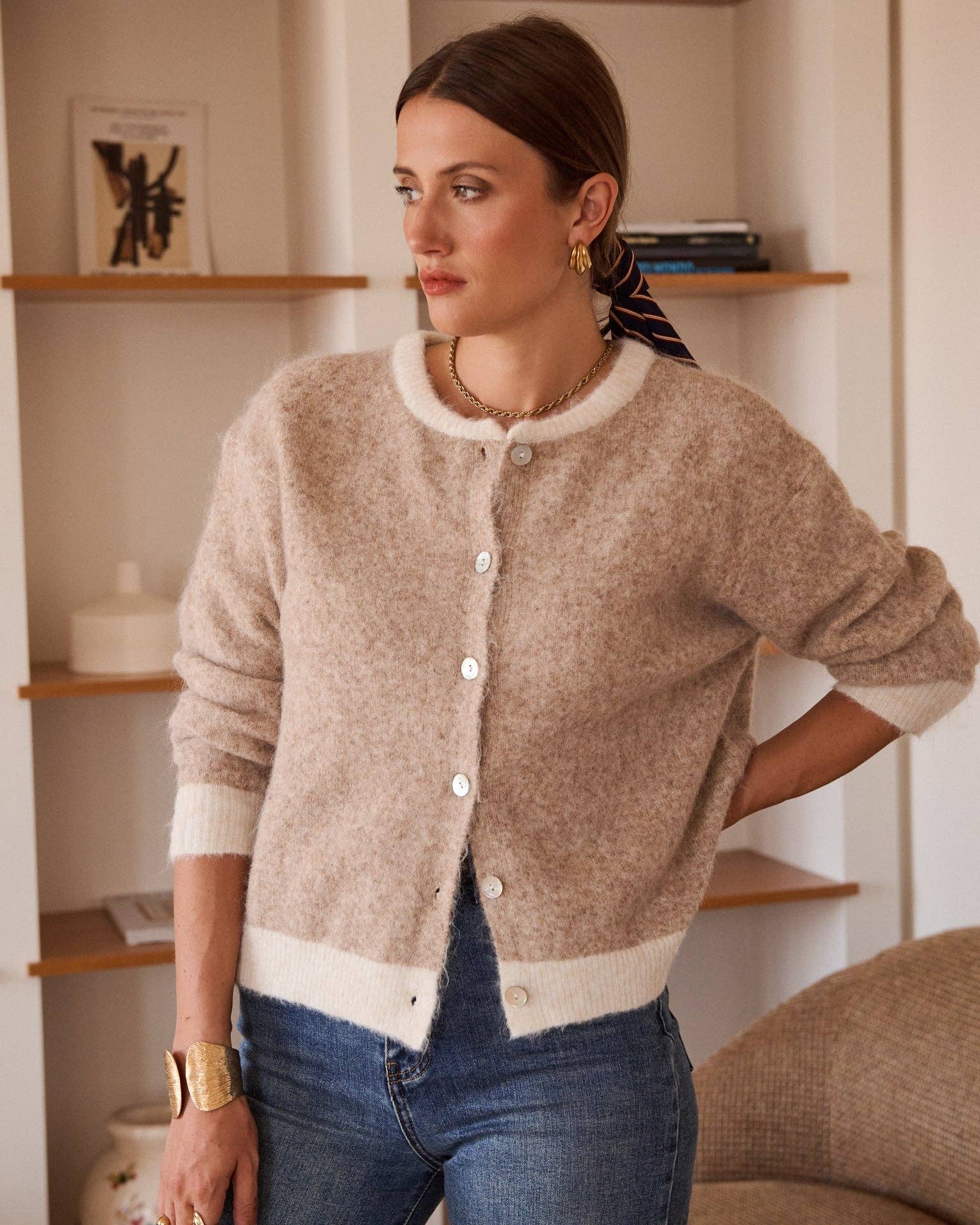 Cárdigan de punto beige con cuello redondo contrastado