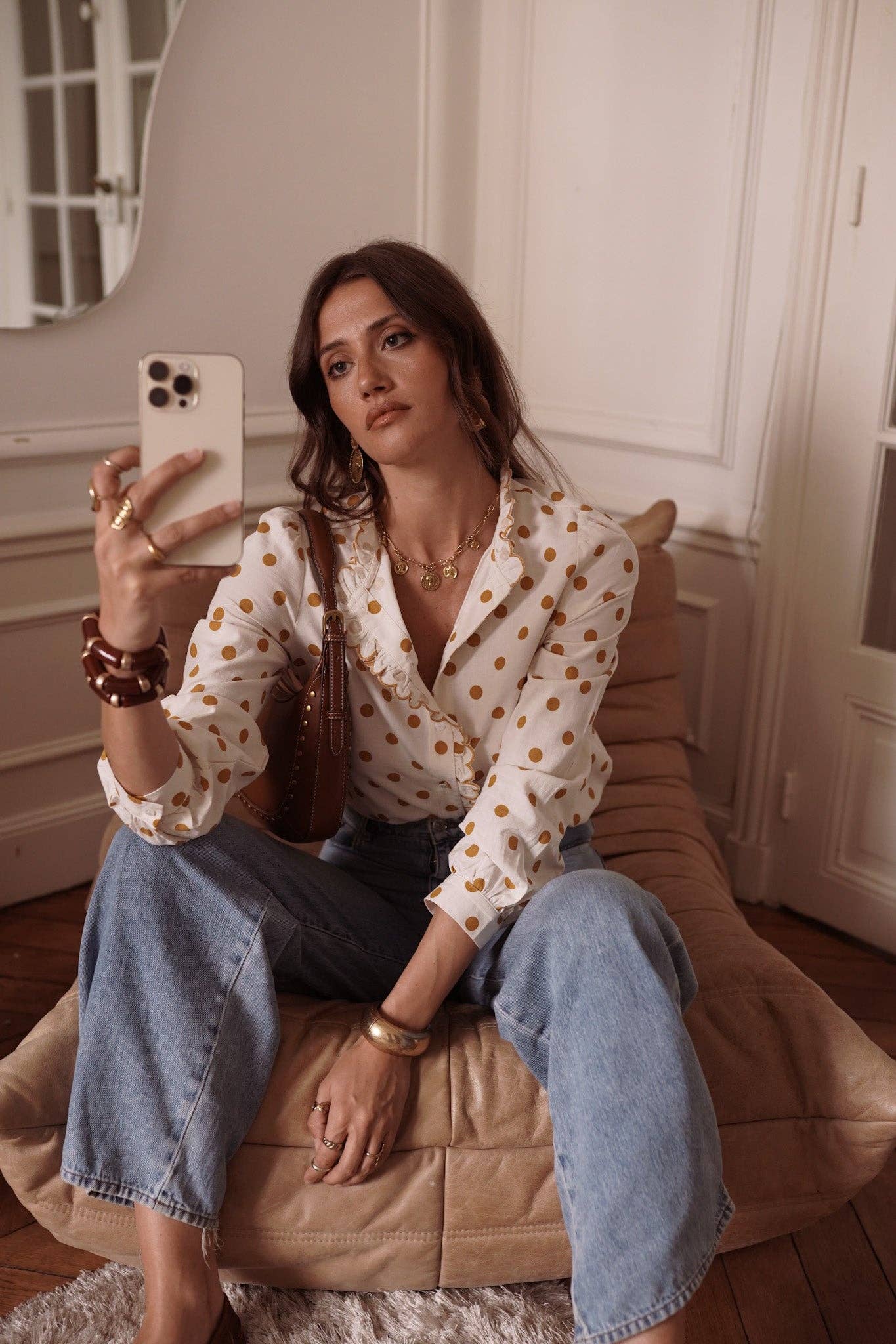 Camisa de lunares dorados Liora, cuello con galón festoneado · MHOSS