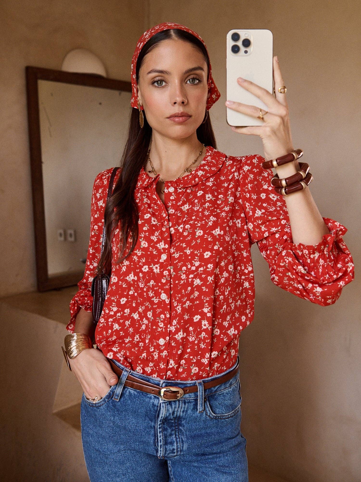 Camisa roja con flores en miniatura color crudo para mujer