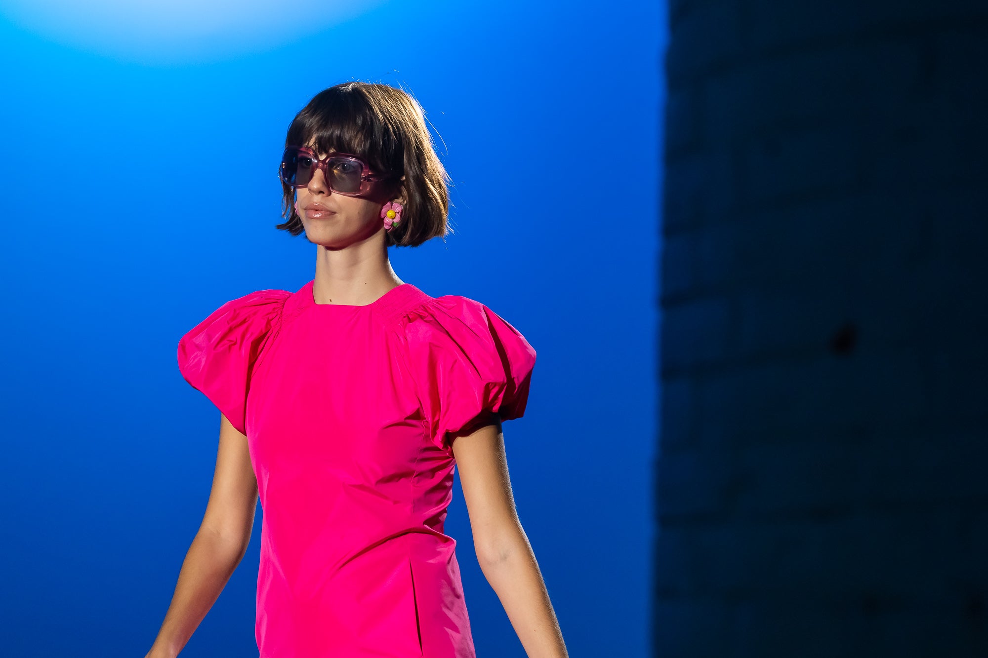 Vestido corto manga abullonada fucsia